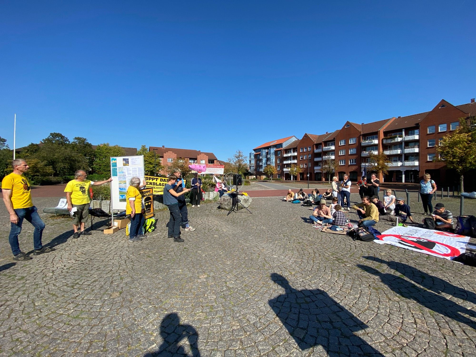 Kundgebung gegen die Westjetty vor dem Elbeforum Brunsbüttel mit ca. 50 BürgerInnen