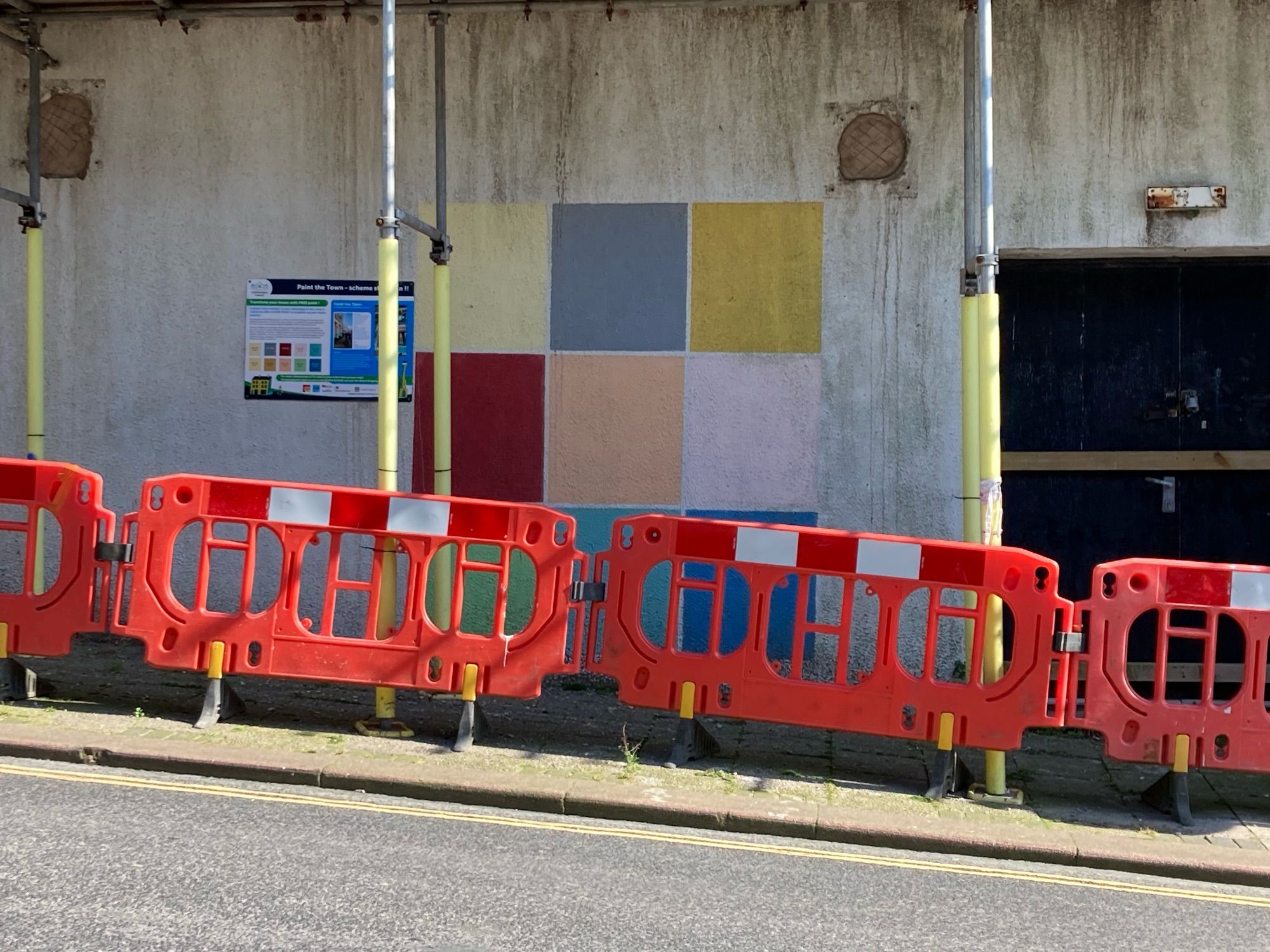 Painted squares next to free paint scheme notice - show colours which can be chosen for masonry.