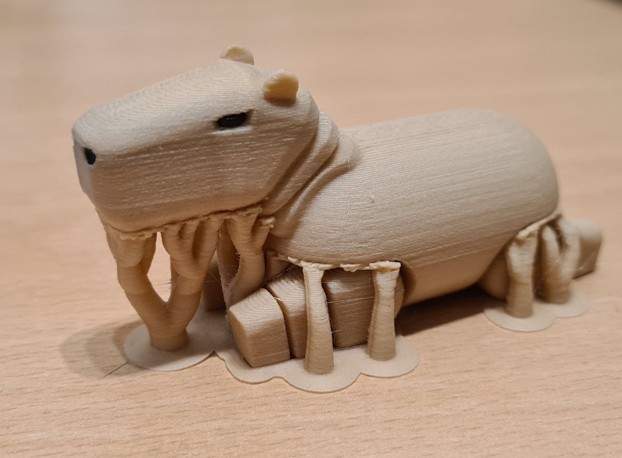 Modell eines Capybaras unmittelbar nach dem 3D-Druck, noch mit Stützstrukturen