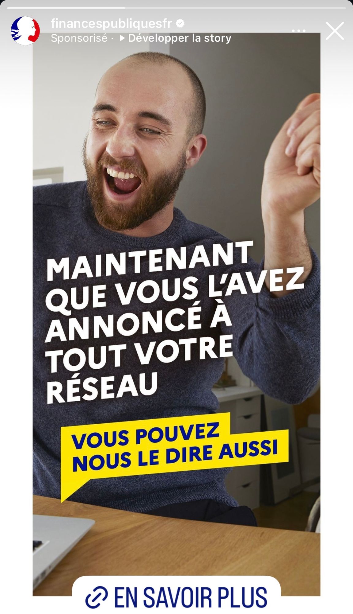 Story des finances publiques sur Instagram. 

L’image : un homme très heureux devant son ordinateur. 
Texte en surimpression : MAINTENANT QUE VOUS L'AVEZ ANNONCÉ À TOUT VOTRE RÉSEAU VOUS POUVEZ NOUS LE DIRE AUSSI