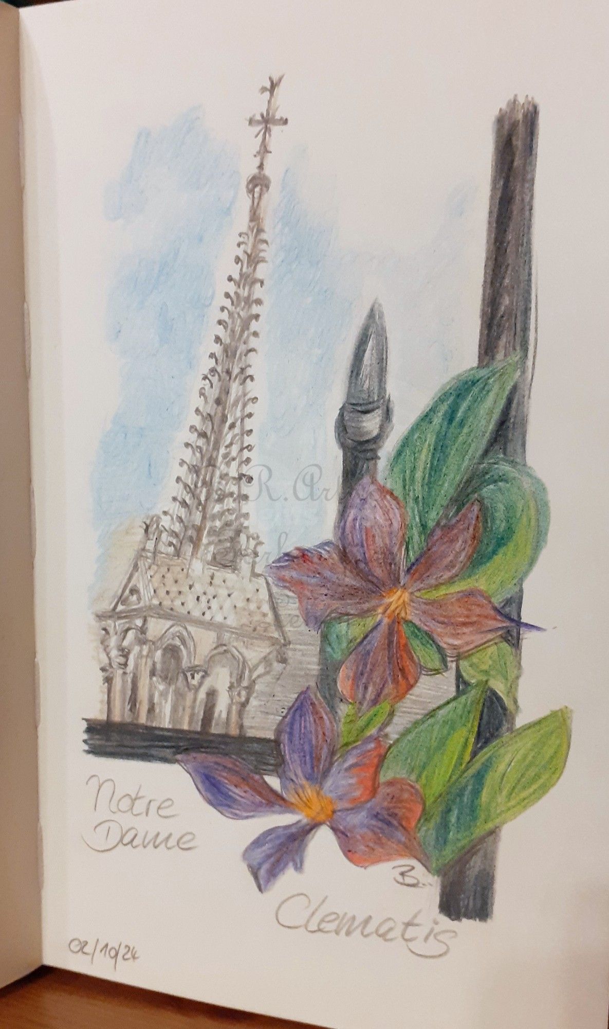 Sketchbook Bleistift Zeichnung des kleinen spitzen Turms von Notre Dame in Paris. Rechts im Vordergrund zwei lila rote Clematisblüten mit grün an einem breiteren Eisenzaun, eine senkrechte Stange, weiter unten eine quer als Bild einrahmung.