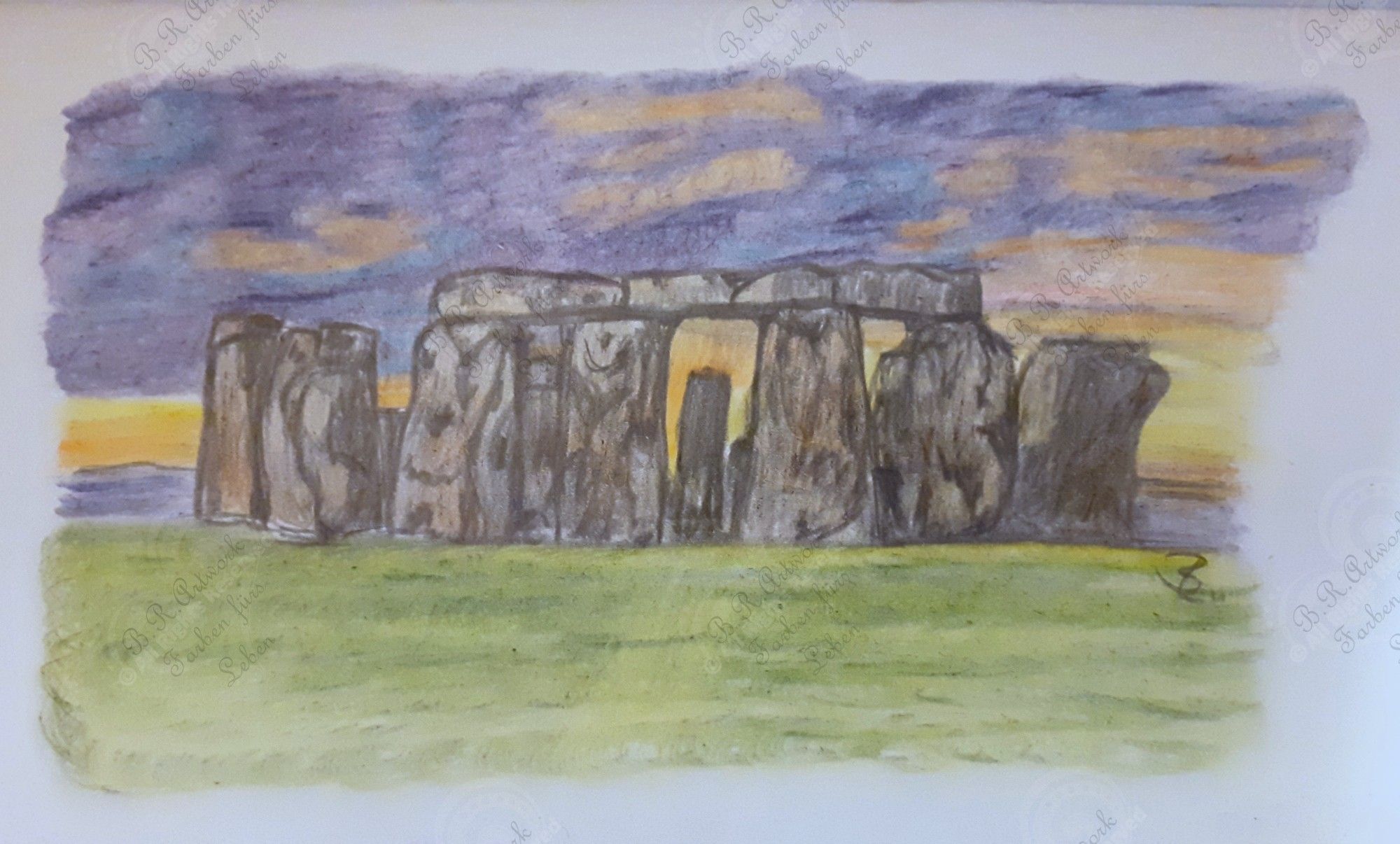 Sketchbook Buntstift Zeichnung von Stonehenge. Am Horizont Orange, Himmel lila, mit Orangen Stellen. Im Vordergrund hellgrüne Wiese.