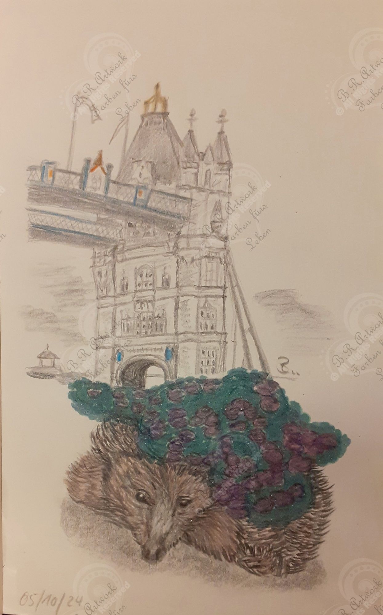 Ein oberes rechtes Viertel der Towerbridge mit Bleistift und hellblauen und gelben Akzenten. In der Mitte des Papiers darunter sehr einfach eine grüne Fläche mit lila Tupfen, wie ein blühender Strauch. Darunter schaut ein brauner Igel hervor. Bleistift und Textmarker. 