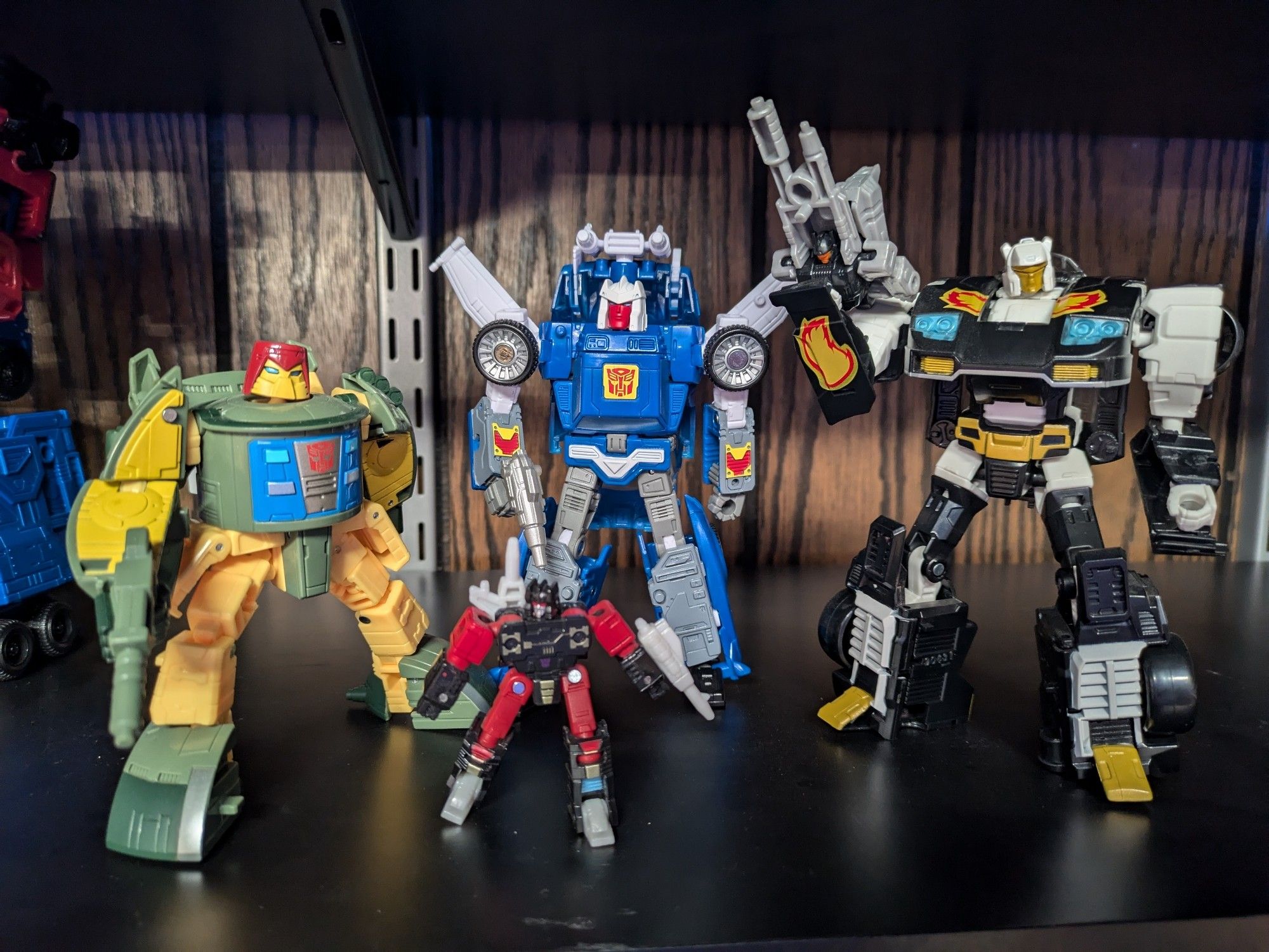 Transformers Legacy Cosmos, Kingdom Tracks, SS86 Frenzy and Selects Ricochet.