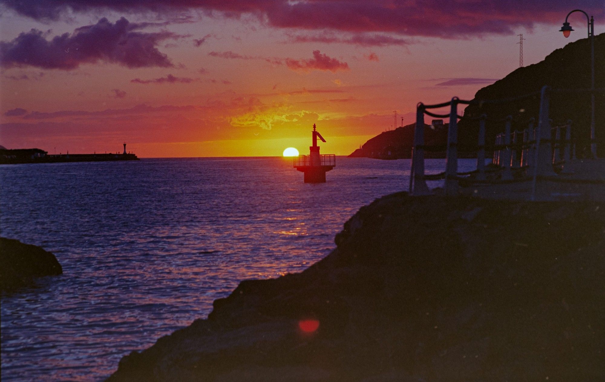 Sol poniéndose tras el horizonte sobre el mar desde la ría de Avilés.
Kodak Ektar 100 disparado con Bronica ETRS