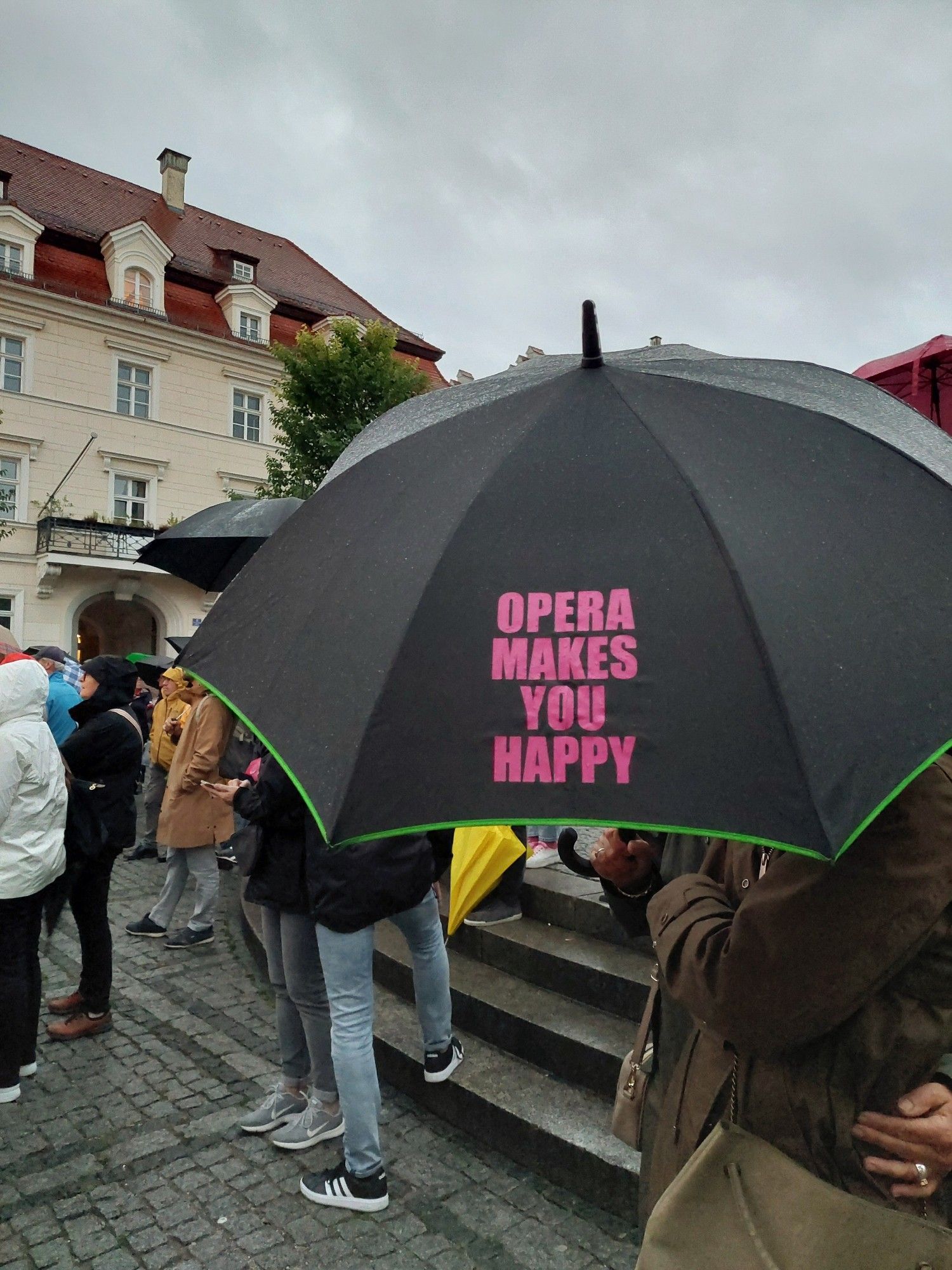 Schwarzer Schirm mit der Aufschrift OPERA MAKES YOU HAPPY