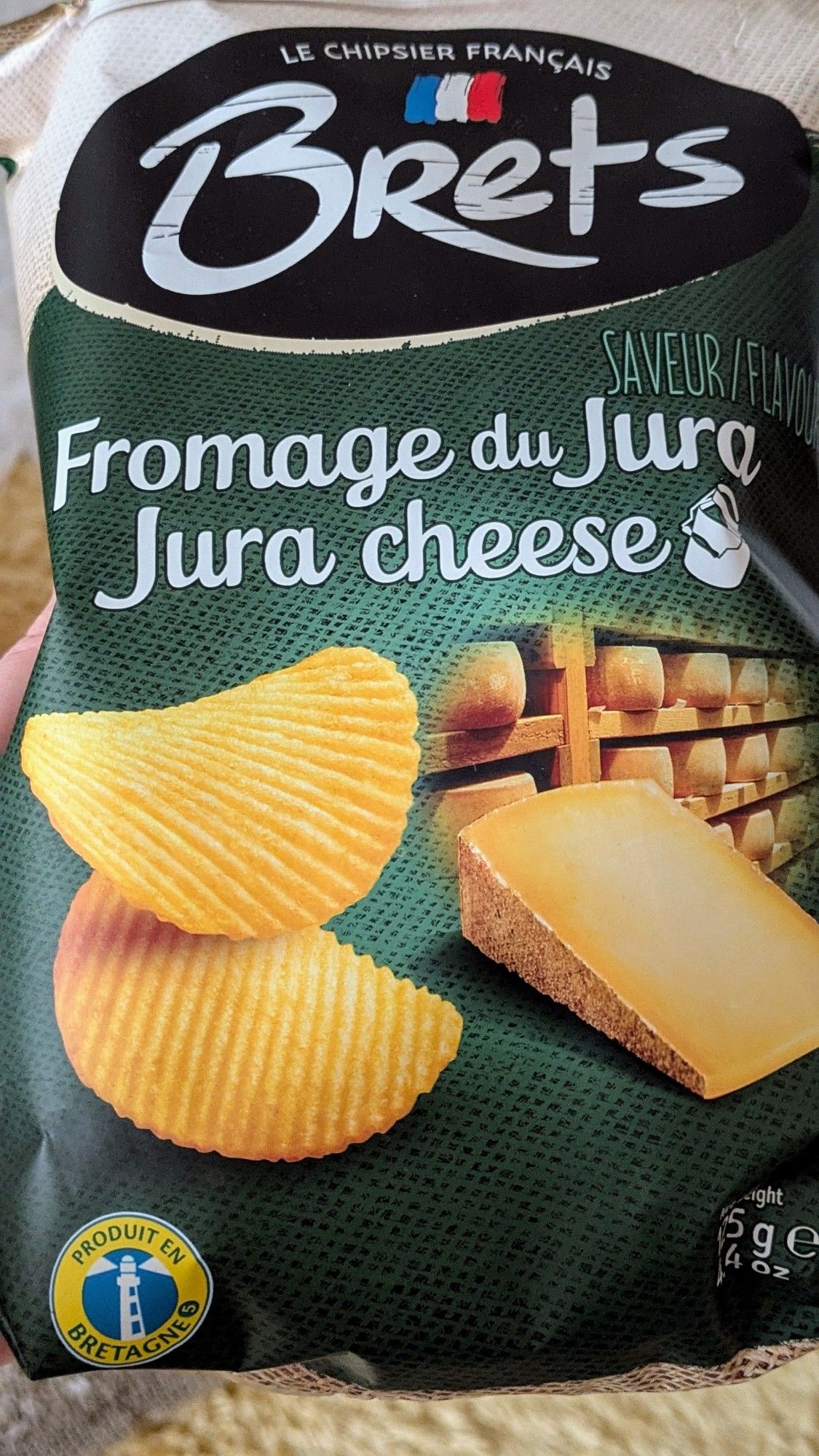 Eine Chipspackung mit der Beschriftung "Fromage du Jura / Jura cheese"