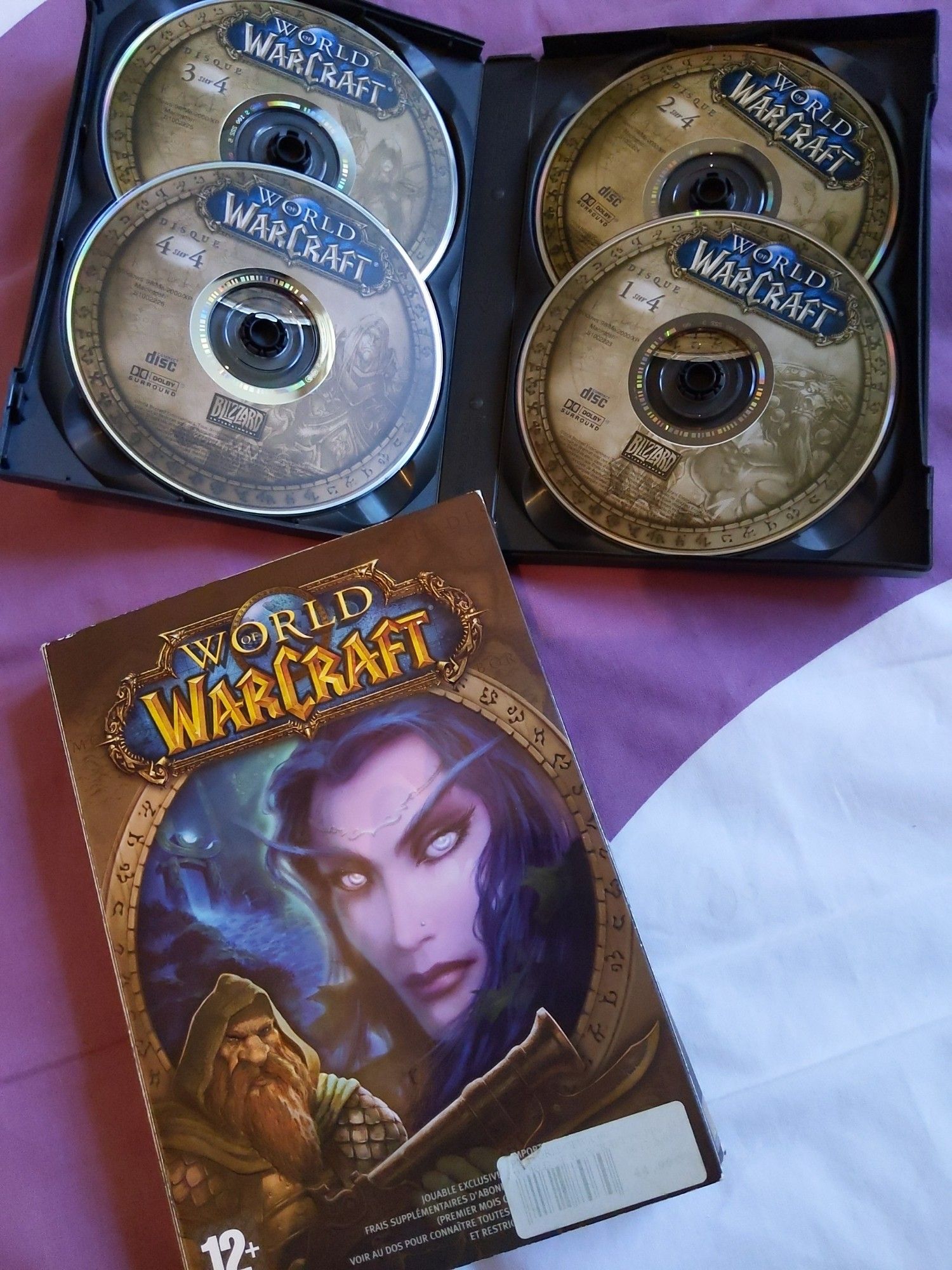 Boite originale de World of Warcraft avec les 4 CDs d'installation.