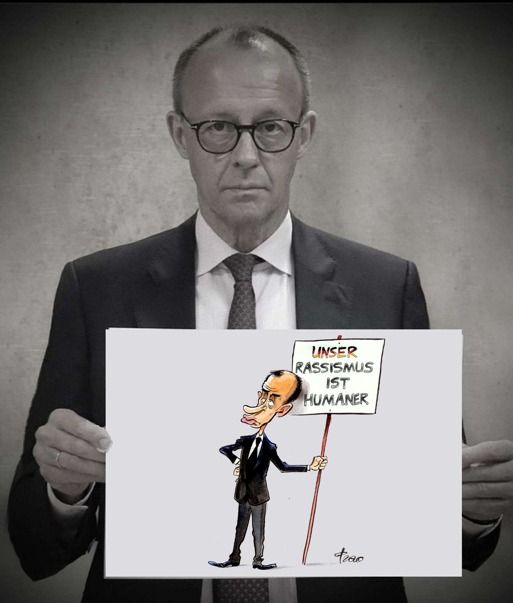 Foto von Friedrich Merz wie er ein Blatt Papier im Querformat hält. Darauf zu sehen: Eine Karikatur über Merz wie er ein Plakat hält, auf dem Unser Rassismus ist humaner geschrieben steht. Die Karikatur wurde nachträglich mit einem Grafikprogramm ins Bild montiert.