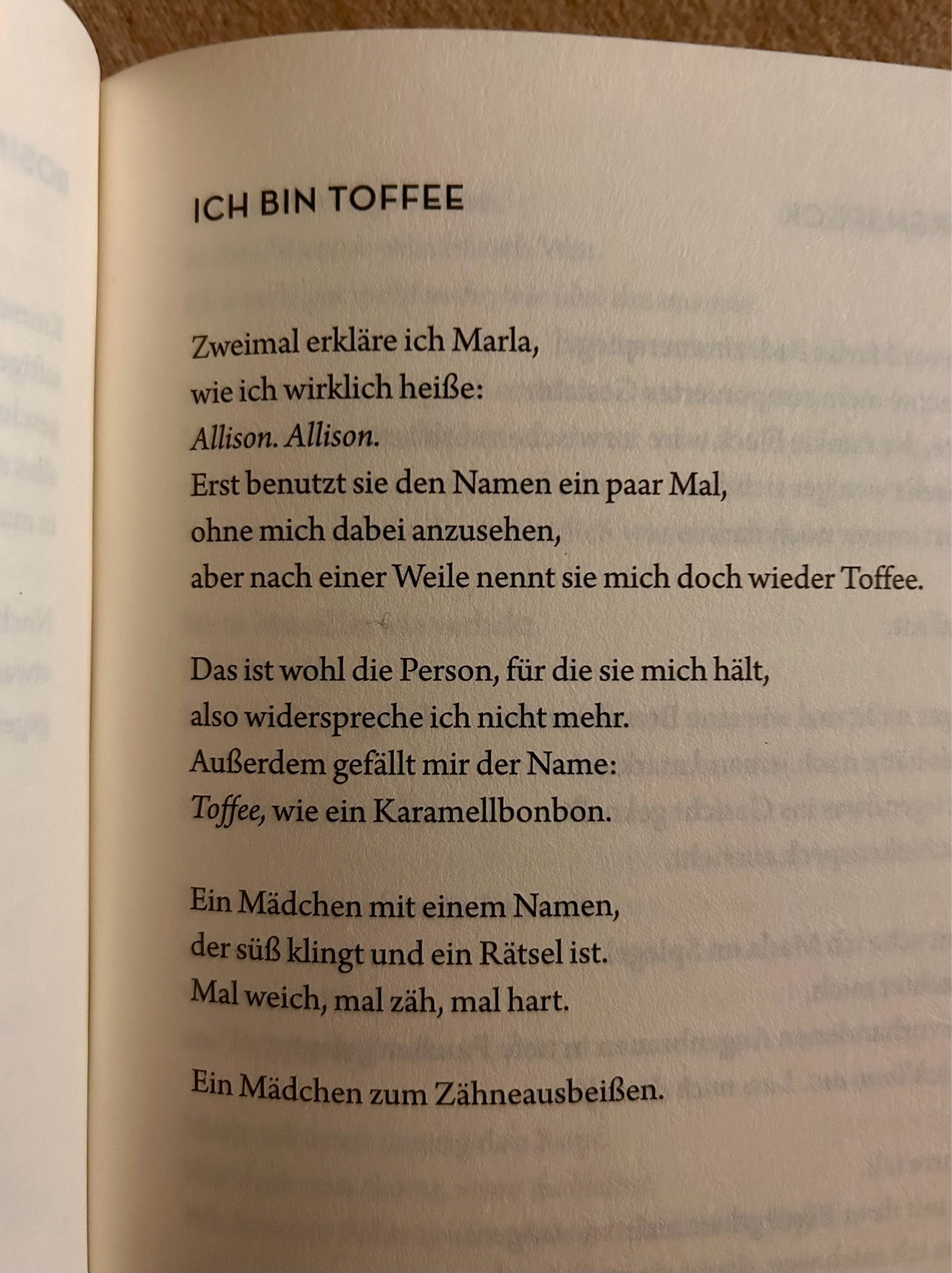 Ausschnitt aus dem Buch, in der Allison den Namen Toffee für sich akzeptiert, da er nach Karamellbonbon, nach einem Mädchen zum Zähneausbeißen klingt. Der Text ist wie ein Gedicht in Strophen strukturiert. Jede Seite enthält eins davon.