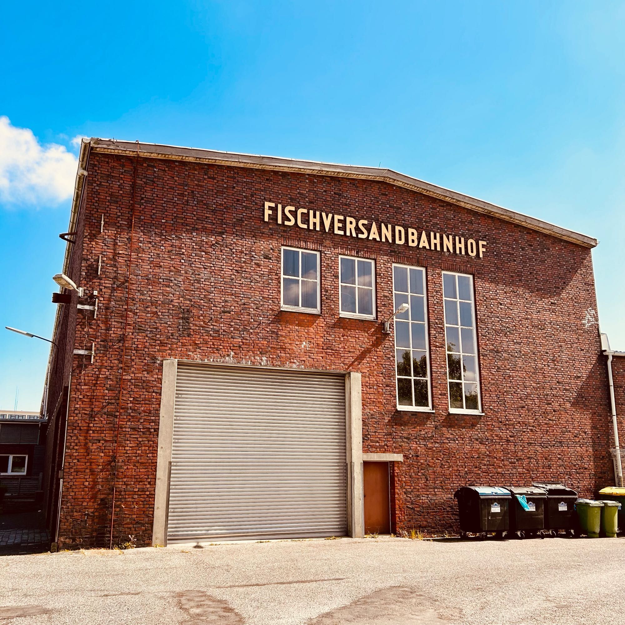 Industrieller Backsteinbau in Cuxhaven mit der Aufschrift „Fischversandbahnhof“ vor blauem Himmel. 

Jetzt im 2. Versuch. 😅