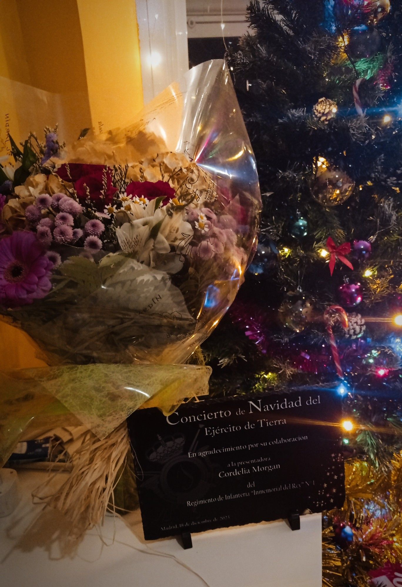 Un ramo de flores precioso y una placa en agradecimiento por colaborar en el concierto de Navidad del ejército de tierra.