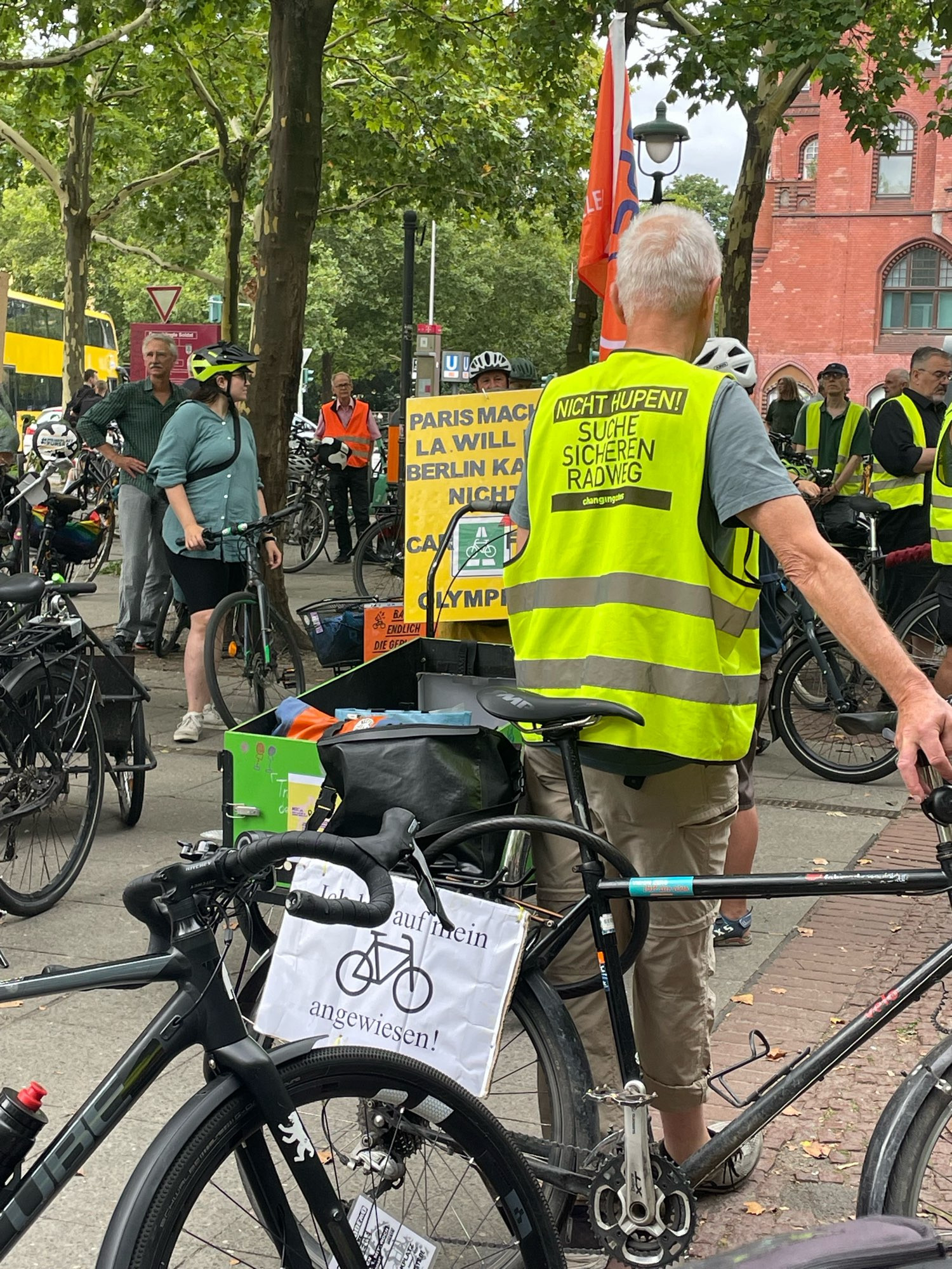 Radfahrende sammeln sich auf einem Platz