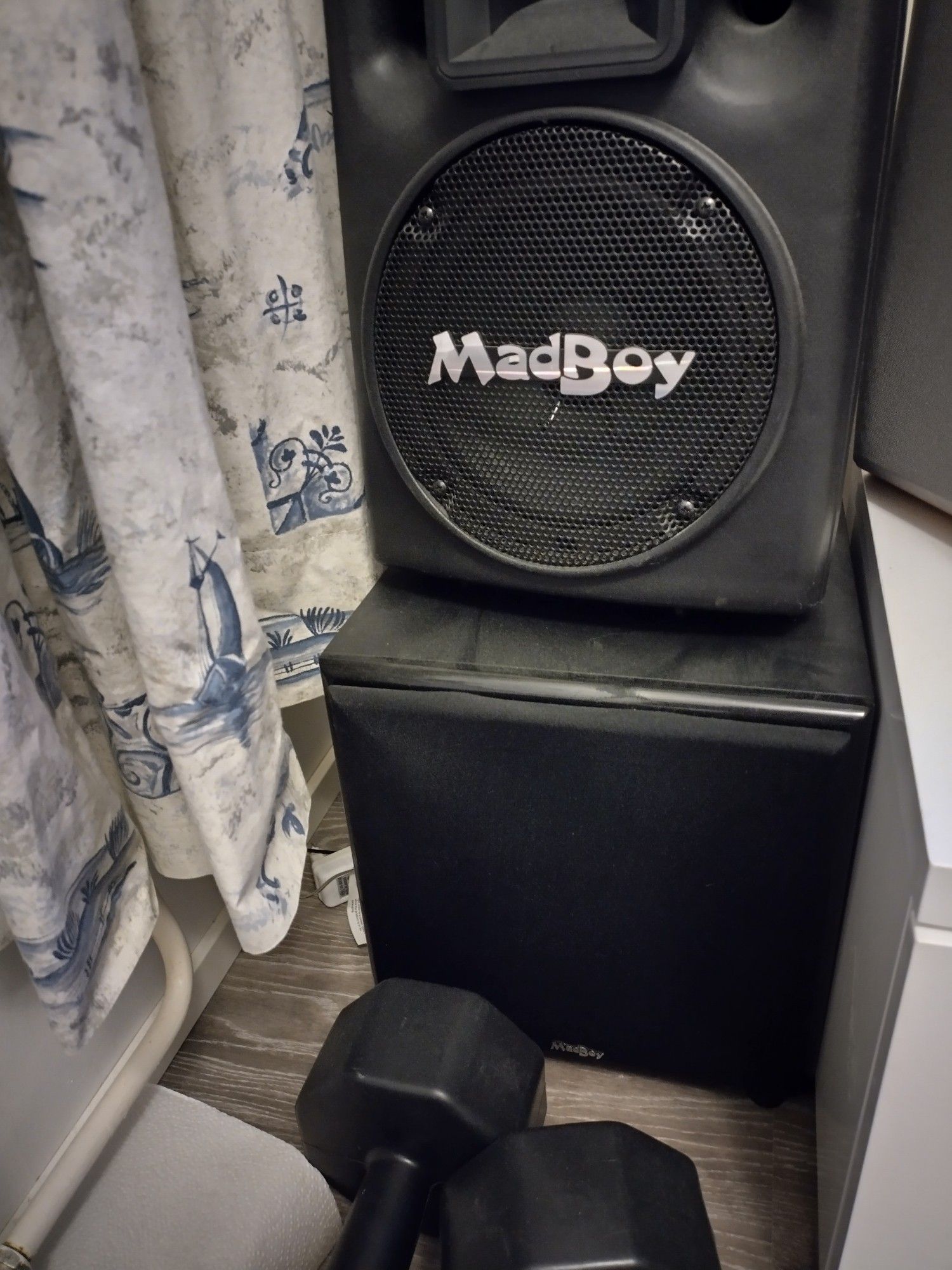 Kuvassa Madboy kaiuttimet, päällä 200W PA-kajari ja alla 80W subbari.