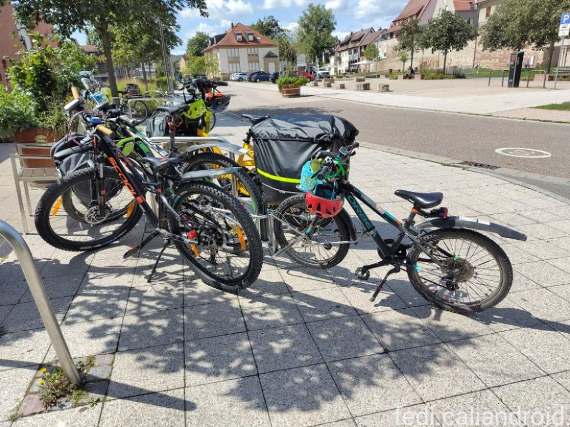 4 Räder an einem Fahrradständer.
Das 20Zoll Kinder Rad ist mit einer Tandem Kupplung an dem 29Zoll Mountainbike befestigt