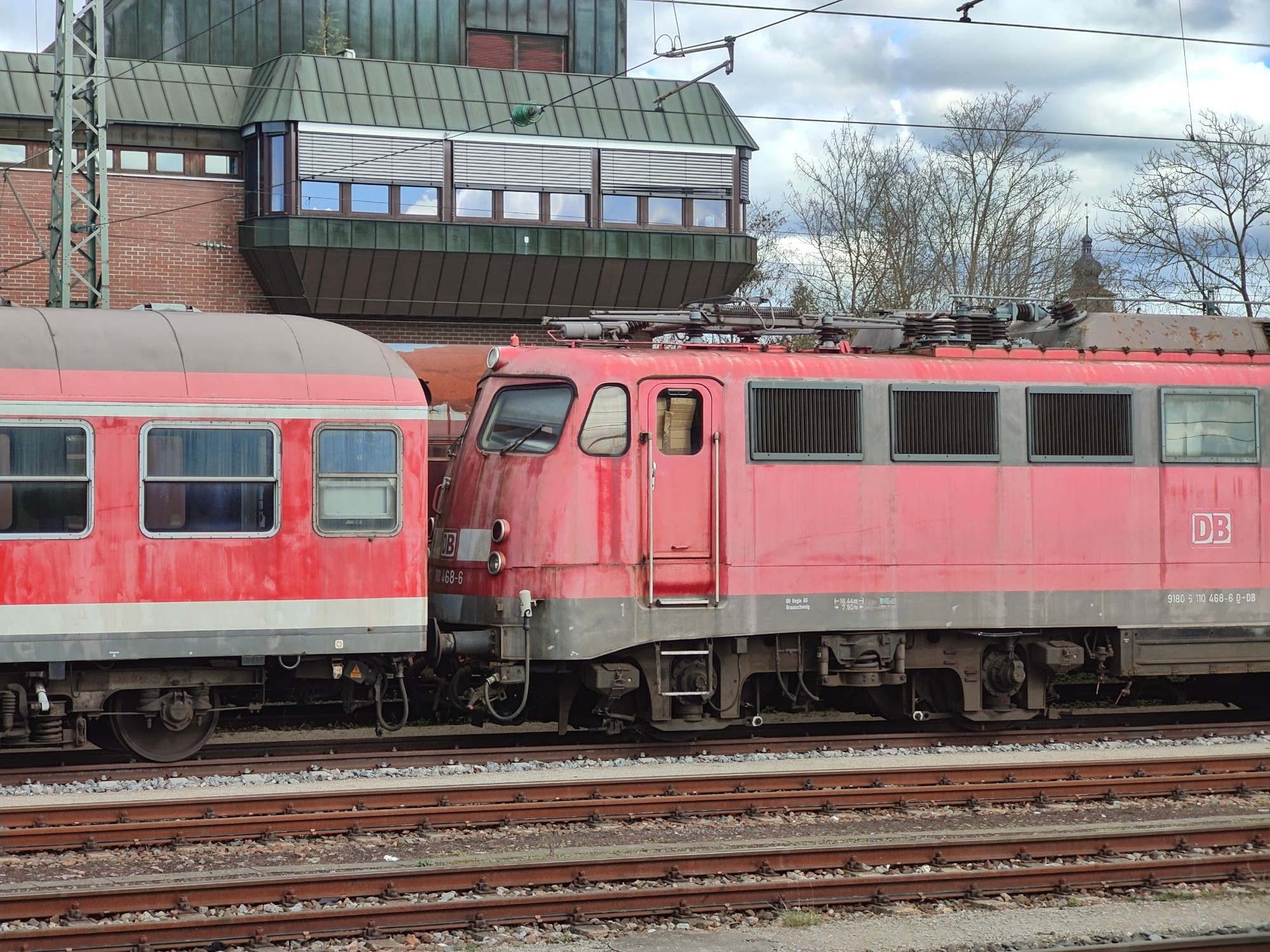 Foto: alte DB Lok mit verwitterten Lack in Crailsheim