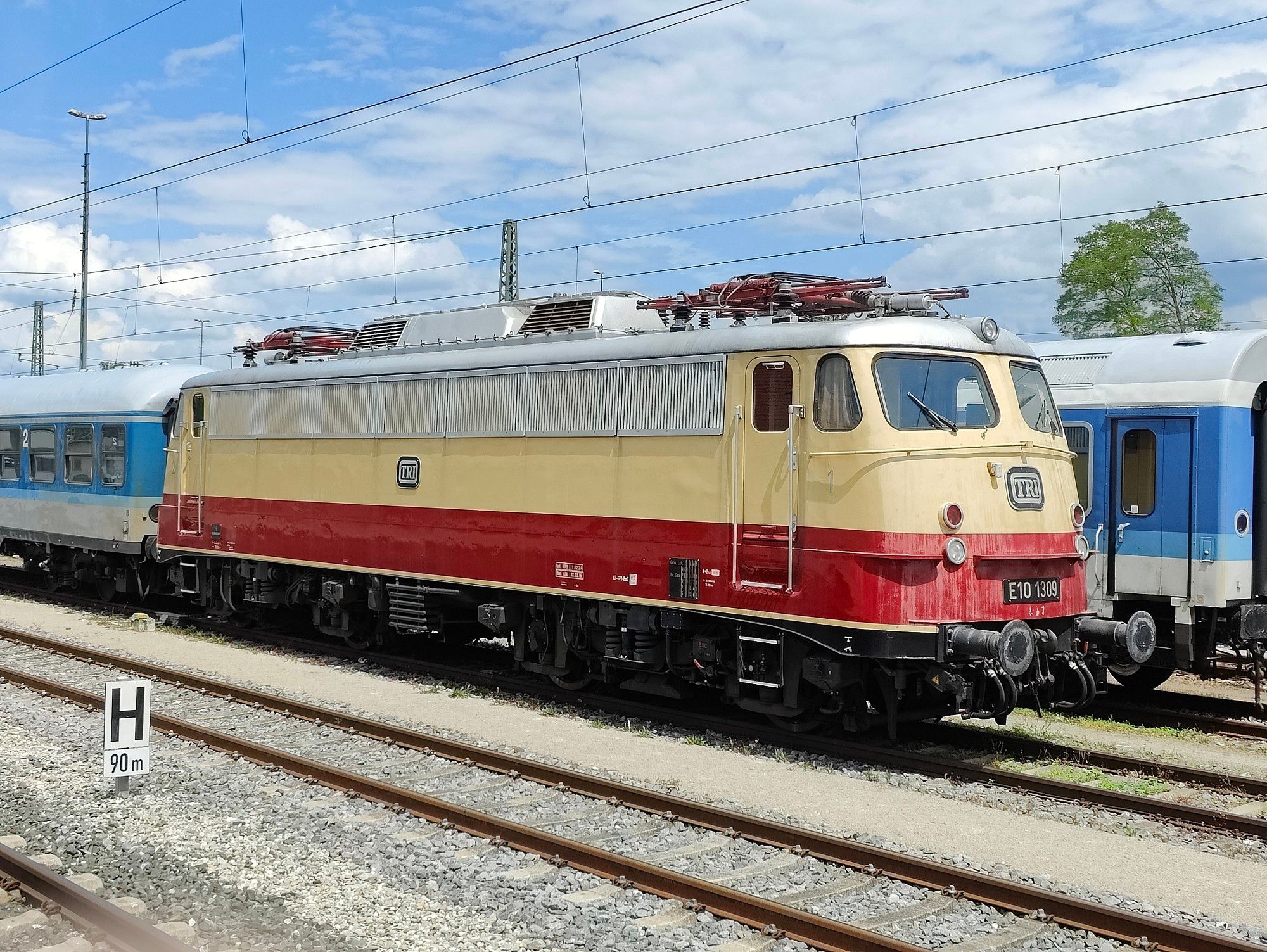 Foto Alte Lok aus der Rollenden Reserve, die in Crailsheim raumsteht.