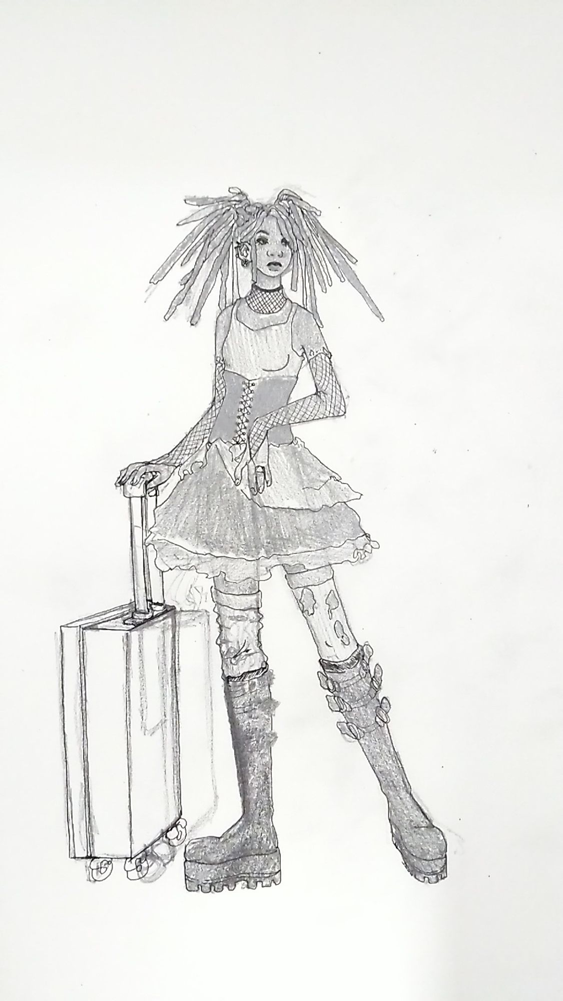 rascunho à lápis de uma pessoa negra usando dreads em maria chiquinha e uma roupa em estilo gótico, com botas plataforma, meias 7/8 rasgadas, saia tutu, corset, regata sobre blusa de manga curta, e uma "blusa" com o mesmo tecido de meia arrastão por baixo das outras duas. Elu tem maquiagem nos olhos e batom preto. Uma mão repousa sobre o cabo de uma mala, enquanto elu olha para longe.