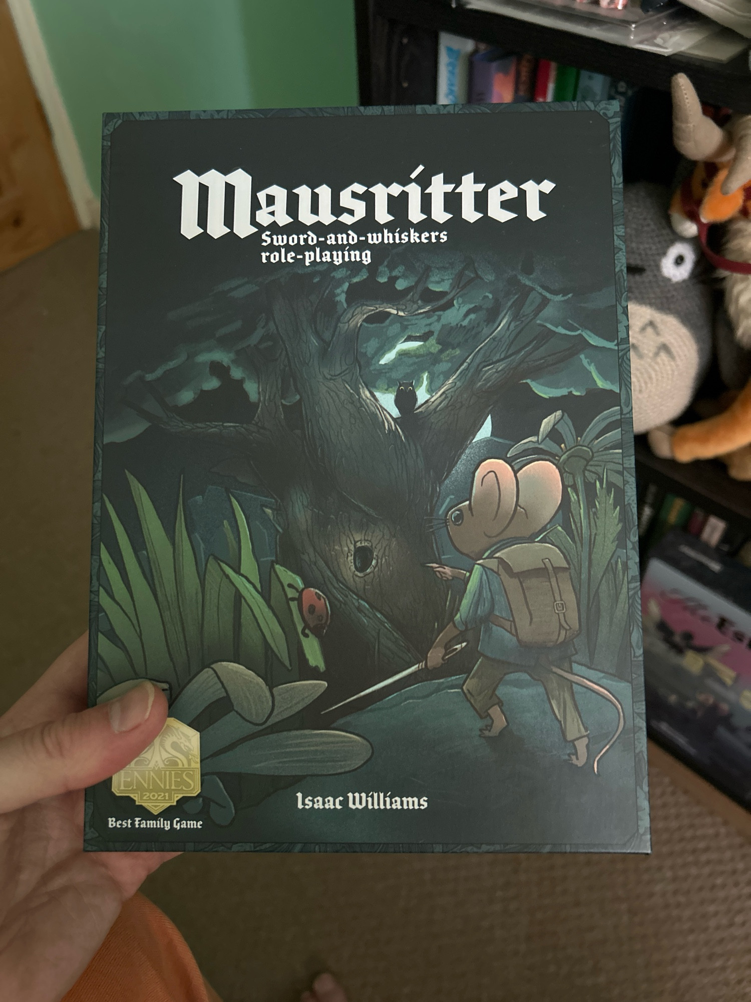 Mausritter box set cover featuring mouse with sword approaching tree. 