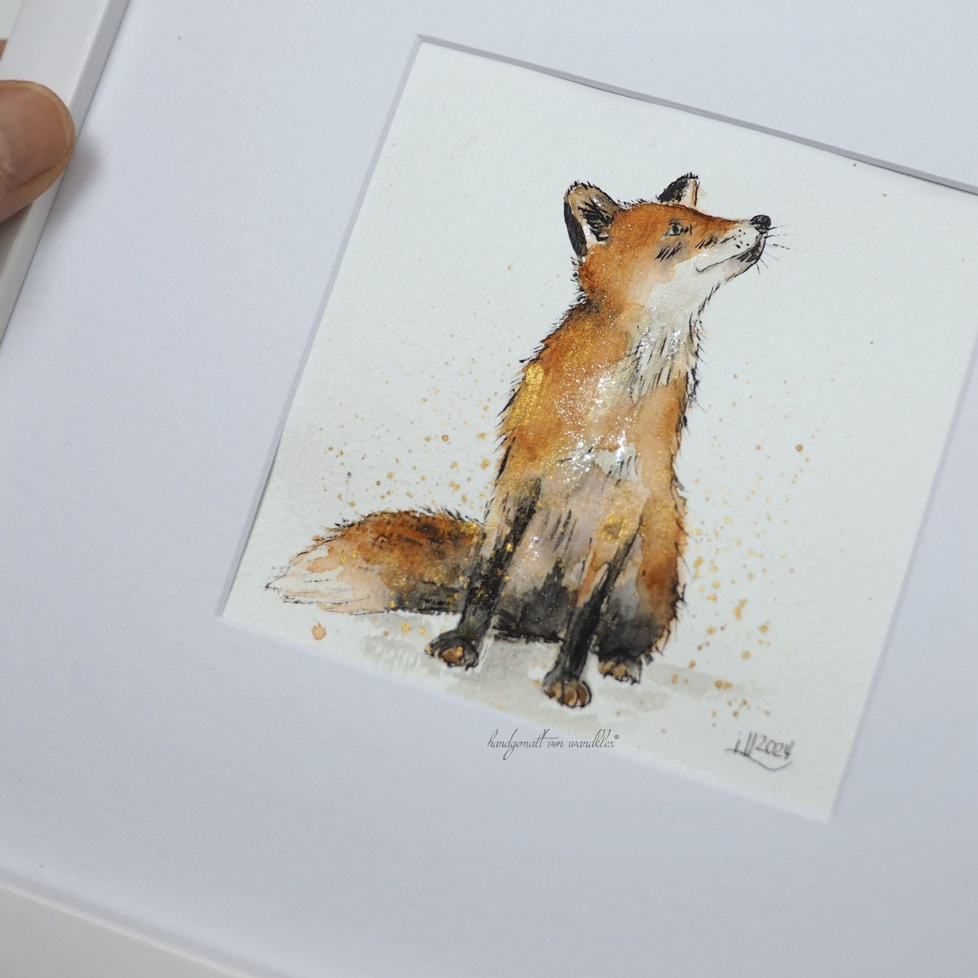 gerahmtes Aquarell: sitzender Fuchs der skeptisch nach rechts oben schaut