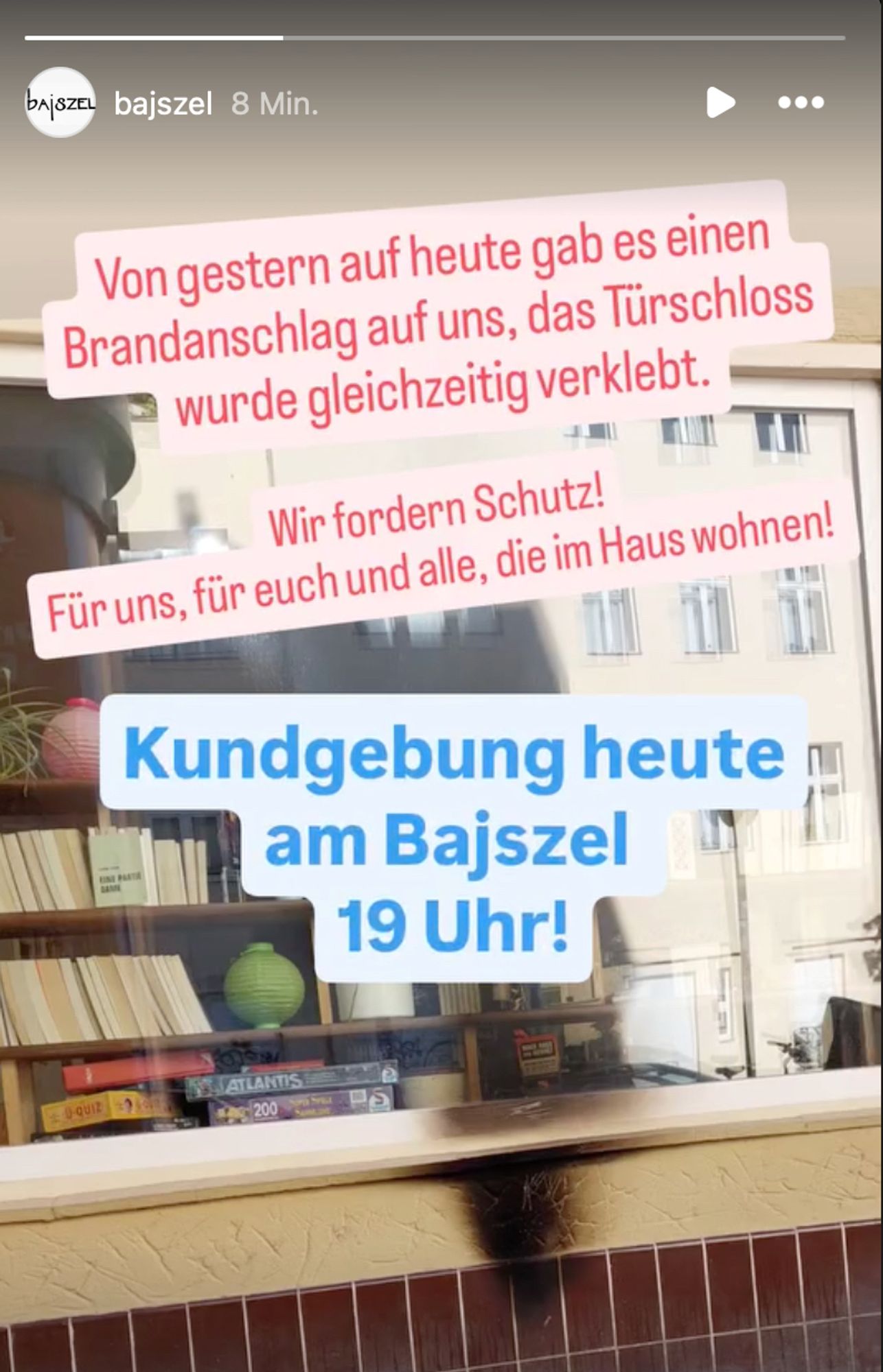 Screenshot vom Instagram Konto des Bajszel, Text: Von gestern auf heute gab es einen Brandanschlag auf uns, das Türschloss = wurde gleichzeitig verklebt.
Wir fordern Schutz!
Für uns, für euch und alle, die im Haus wohnen!
Kundgebung heute n am Bajszel
19 Uhr!