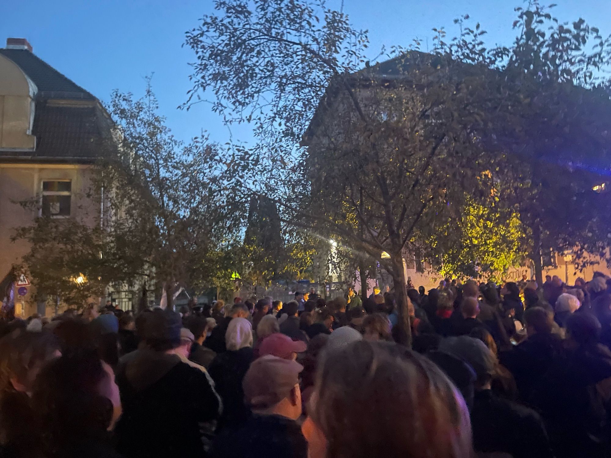 Viele Menschen auf dem Platz vor dem Bajszel.