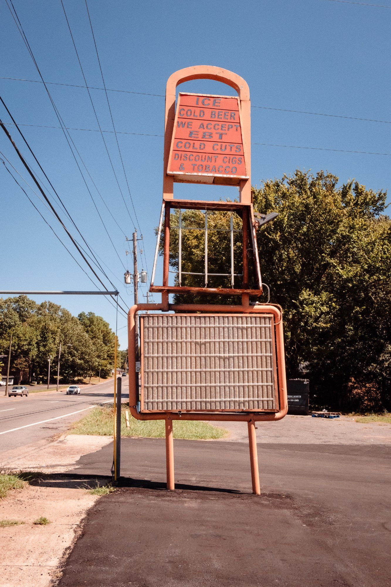 A quirky sign out front of a Snappy Sacker grocery store.