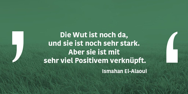 Grafikkachel mit Zitat: „Die Wut ist noch da, und sie ist noch sehr stark. Aber sie ist mit sehr viel Positivem verknüpft.“
Ismahan El-Alaoui