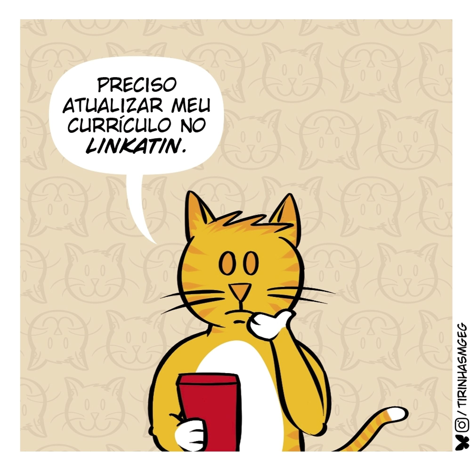 Primeiro quadro: Fundo cor areia com desenhos semi transparentes da cabeça do gato formando um papel de parede. Um gato amarelo com barriga branca segurando um telefone vermelho diz: Preciso atualizar meu currículo no linkatin.