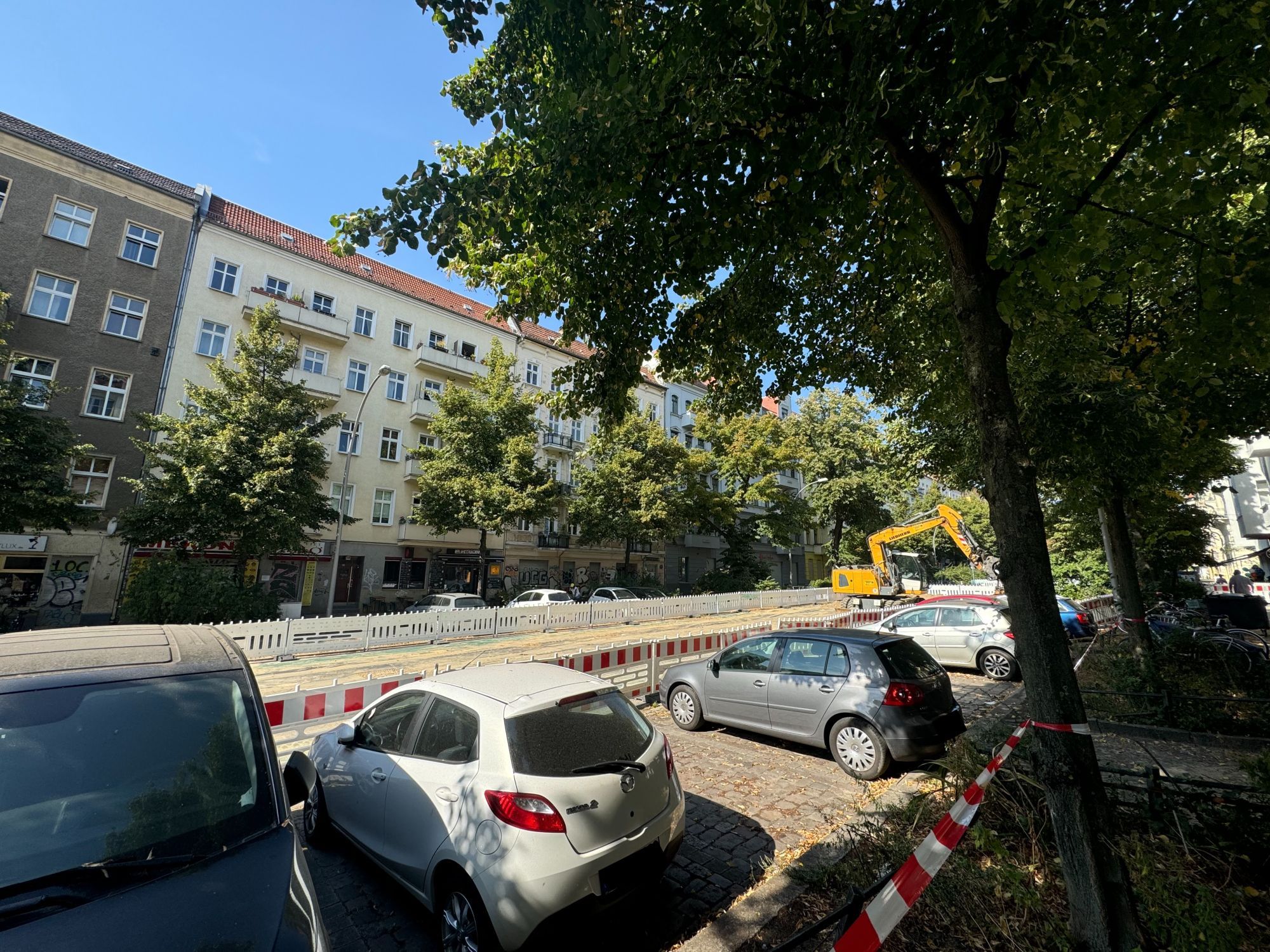 Mehrere Fahrzeug auf einem Seitenparkplatz. Auf der Seite der Fahrbahn sind Absperrung das die Fahrzeuge den Parkplatz gar nicht mehr verlassen können.