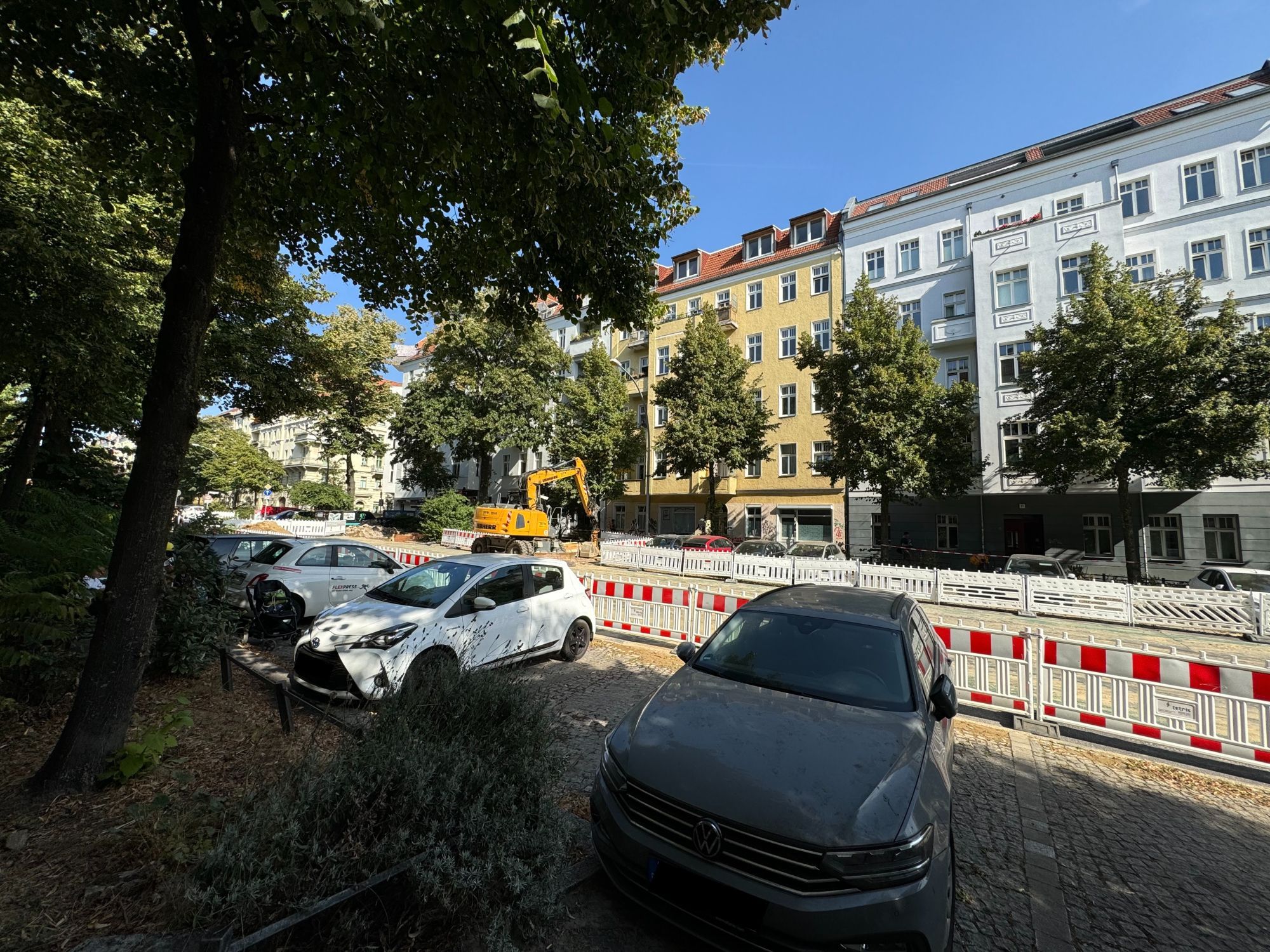 Mehrere Fahrzeug auf einem Seitenparkplatz. Auf der Seite der Fahrbahn sind Absperrung das die Fahrzeuge den Parkplatz gar nicht mehr verlassen können.