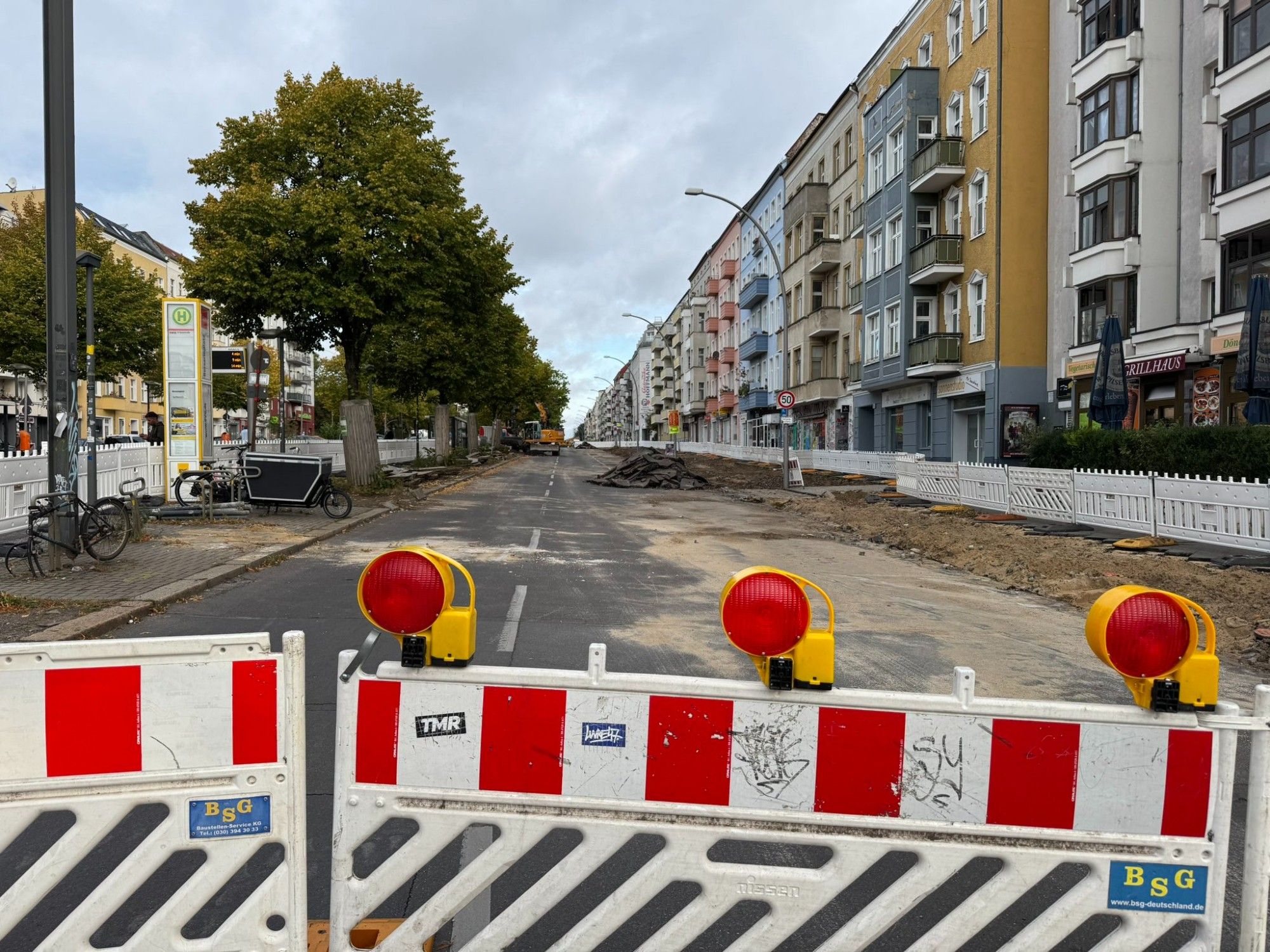 Gesperrte Fahrbahnseite mit aufgerissener Fahrbahn