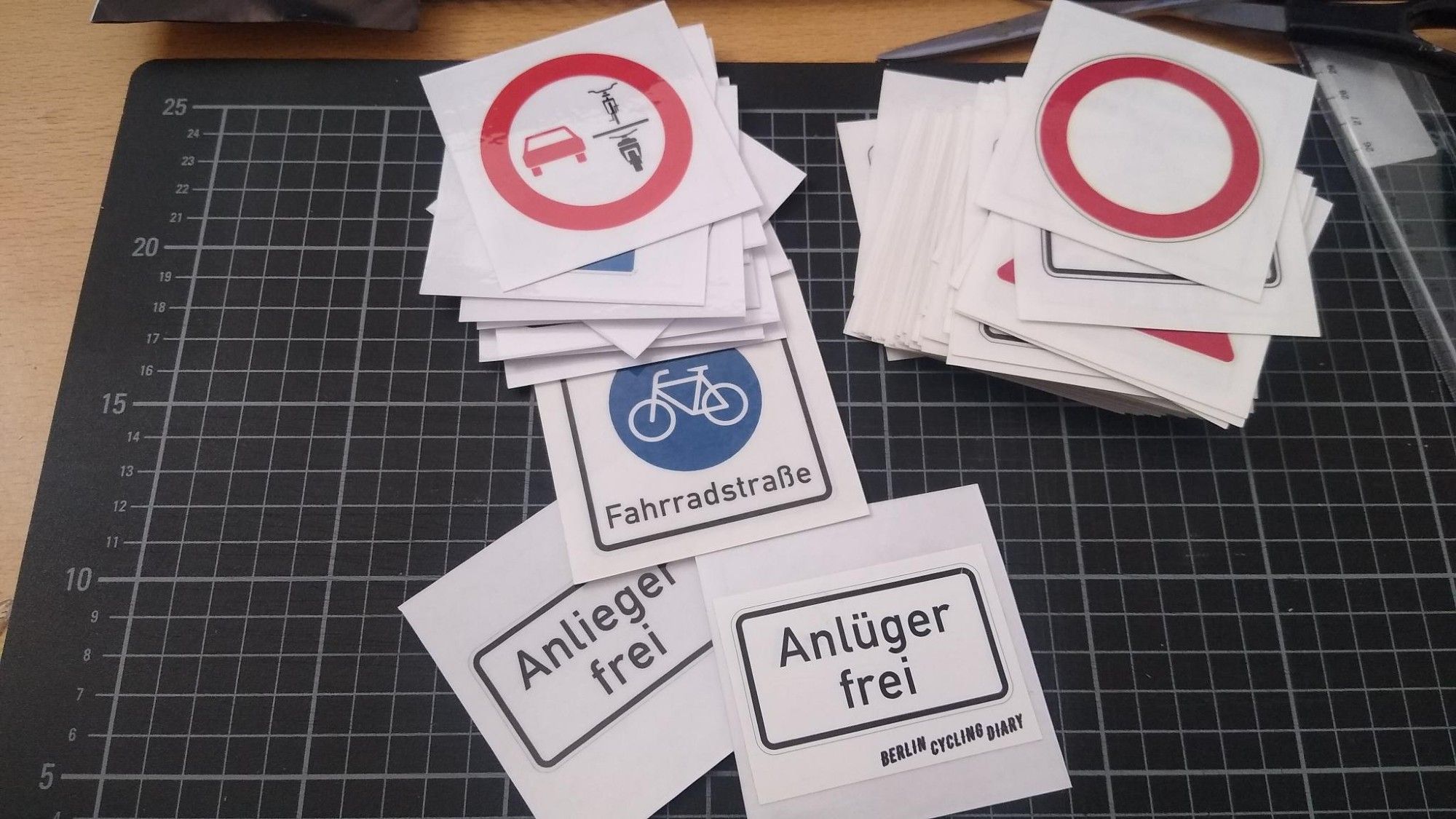 Lernkärtchen mit Verkehrszeichen darunter mein Sticker "Anlüger frei"