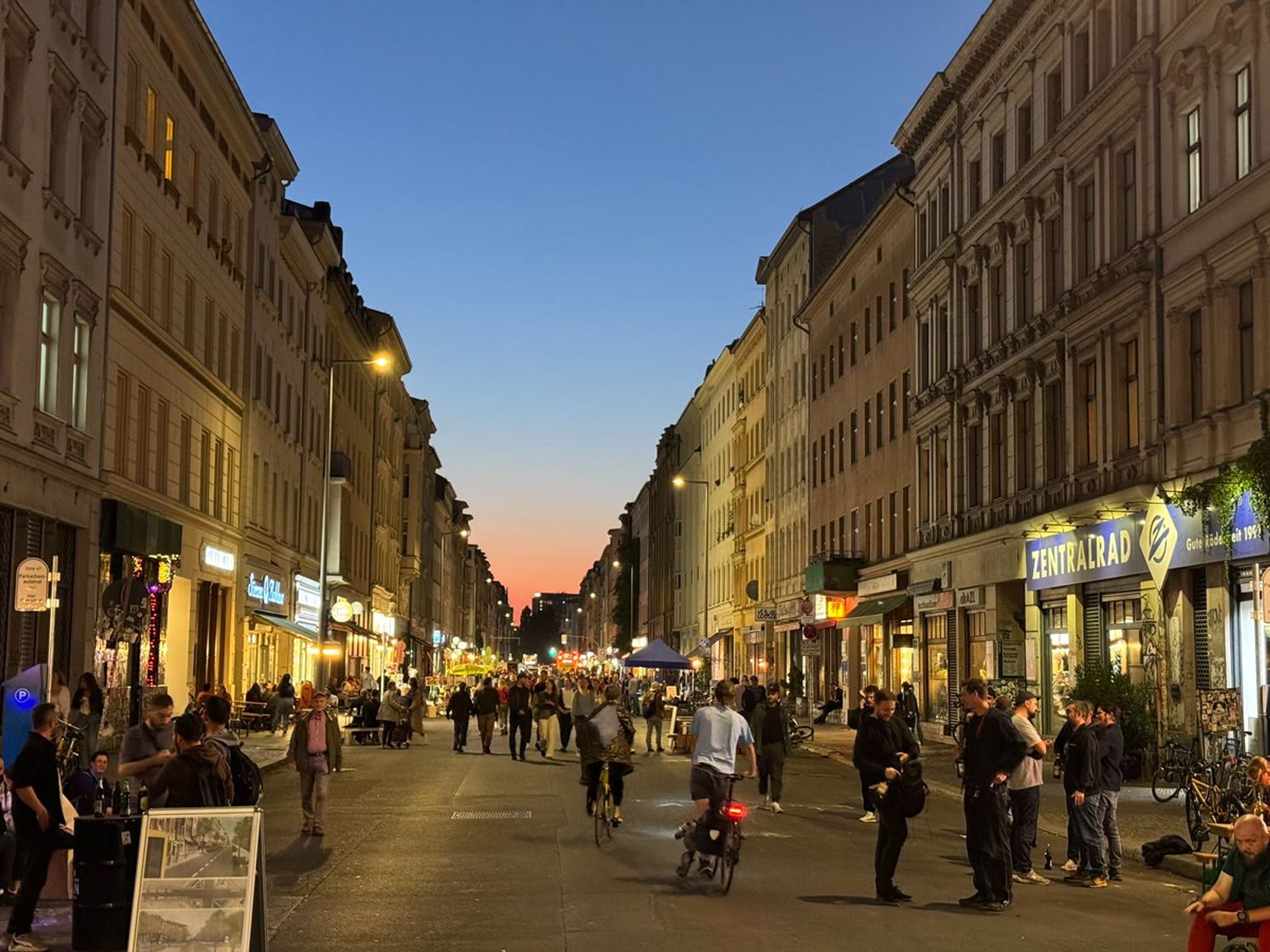 Autofreie Straße , viele Menschen , Dämmerung mit Sonnenuntergang