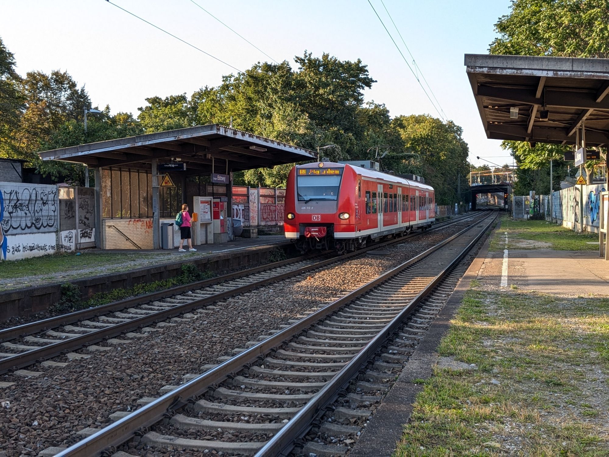 A two-car class 426 EMU arriving at Stuttgart Ebitzweg station as service RB 37997 on route RB11 from Kornwestheim Pbf to Stuttgart-Untertürkheim