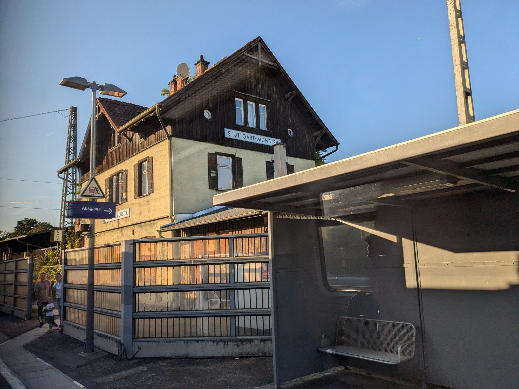 Stuttgart-Münster station's single platform and station building