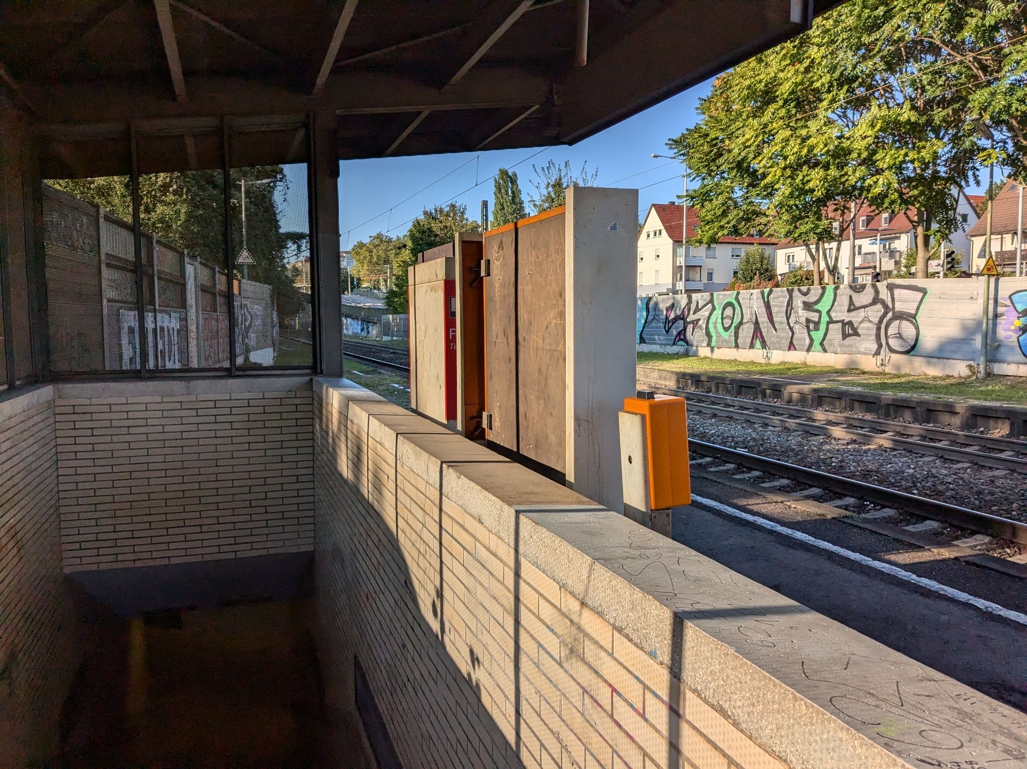 Close up of the waiting hut with the staircase and the TVM and information display