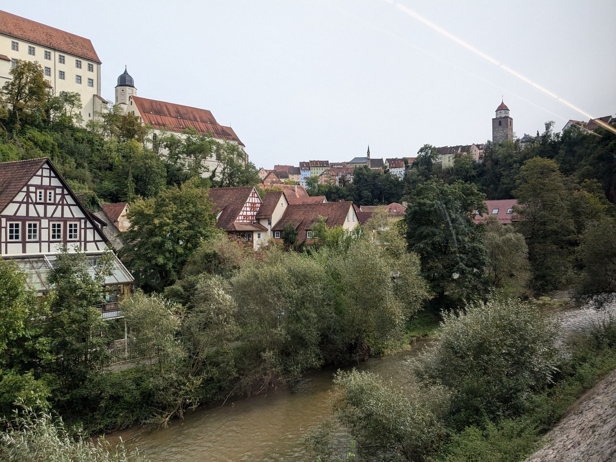 Blick aus dem Zug auf die Eyachschlucht mit Unter- und Oberstadt Haigerloch