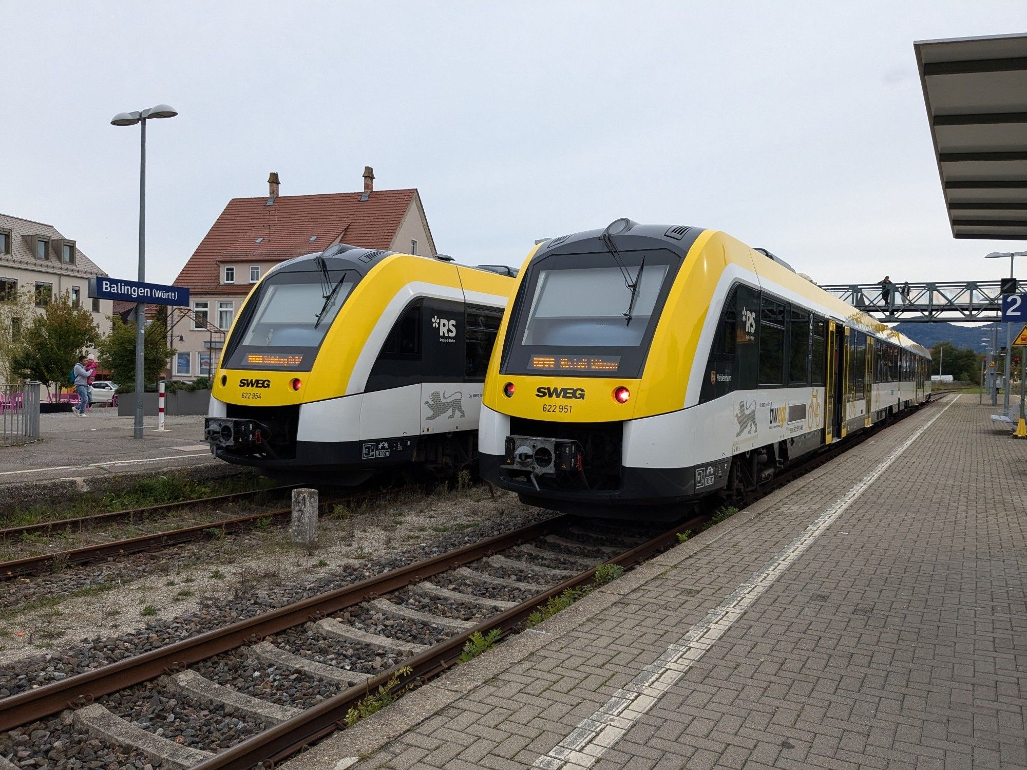 Zwei Lint-Triebwagen treffen sich im Bahnhof Balingen (Württ), rechts 622 451 als RB66 nach Albstadt-Ebingen, links 622 454 als RB69