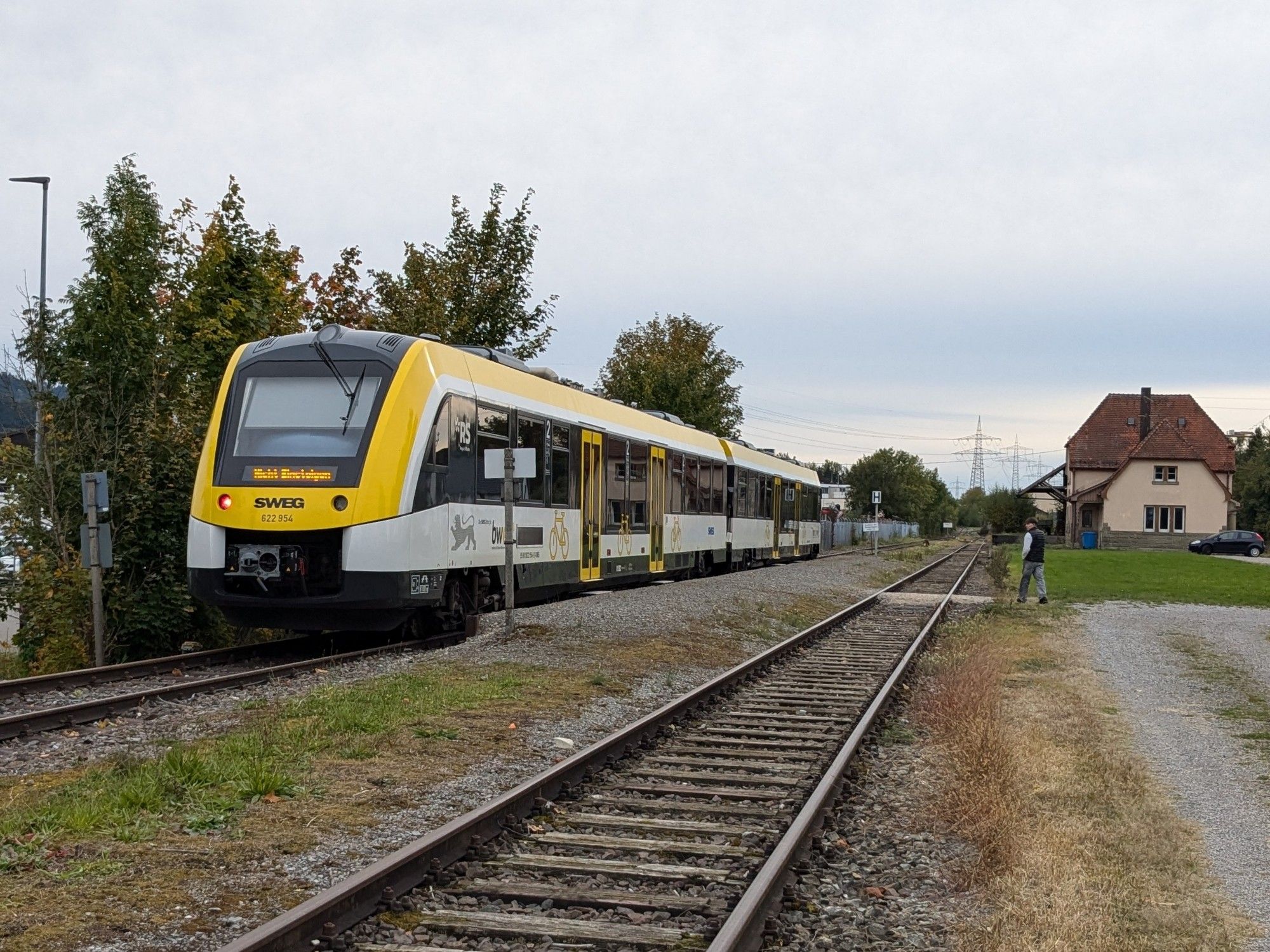 622 454 im Bahnhof Schömberg (b Balingen), im Hintergrund rechts das Empfangsgebäude