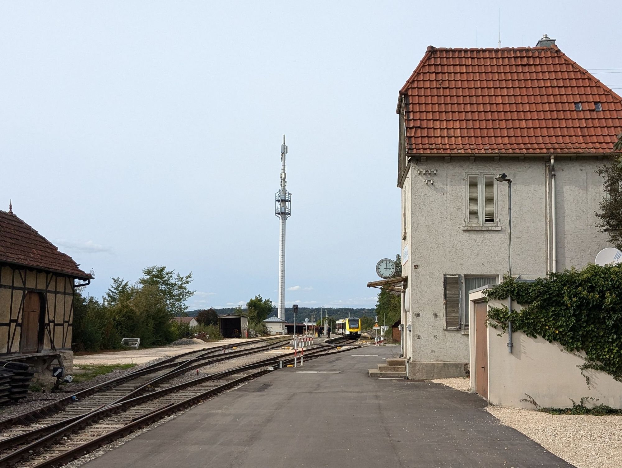 Blick in den Bahnhof Hechingen Landesbahn. Einsam und verlassen steht der Lint an einem Bahnsteig im dreigleisigen Bahnhof. Vorne rechts steht das Empfangsgebäude, welches nicht mehr in Betrieb ist, links ein Güterschuppen