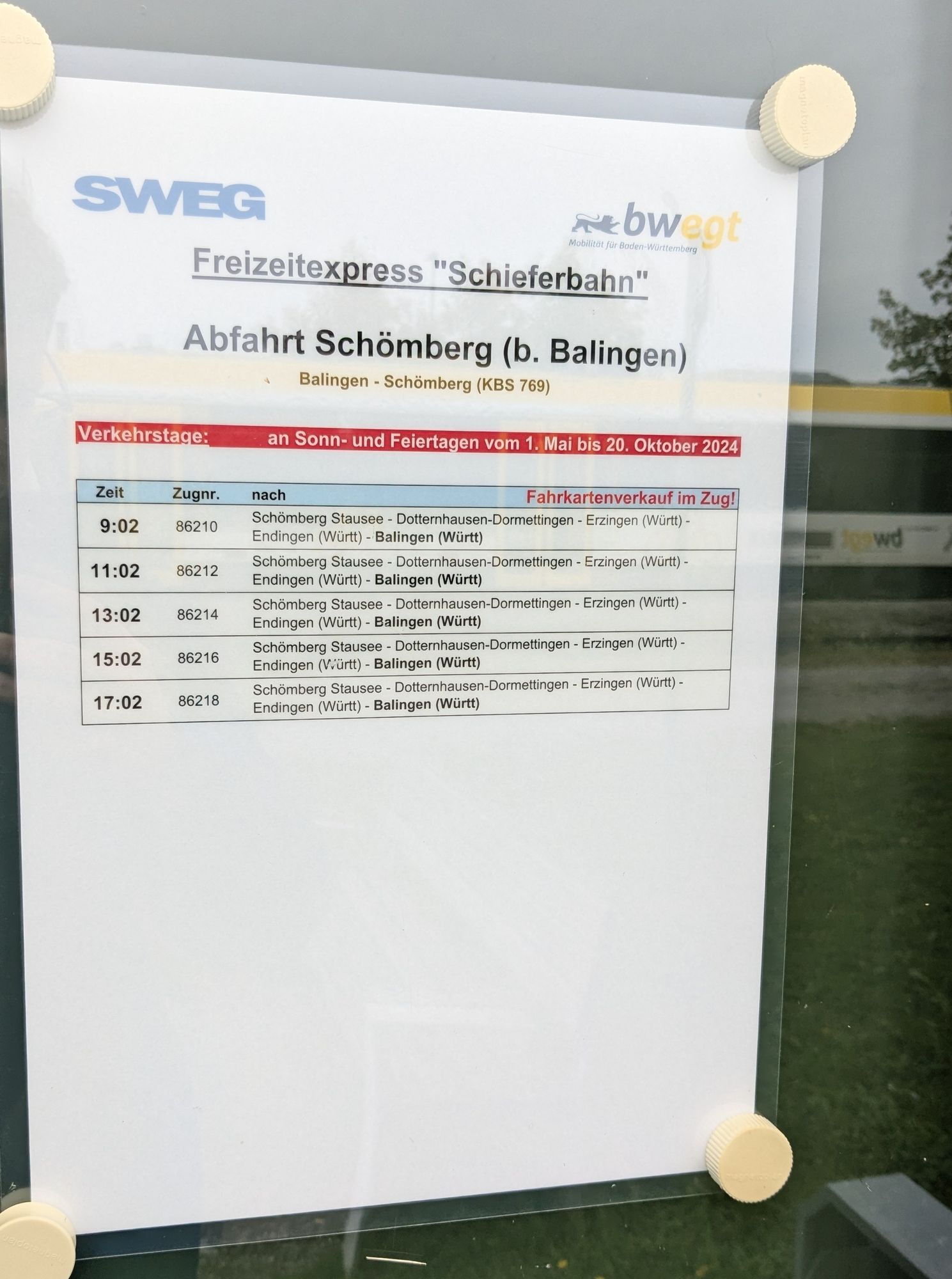 Abfahrtsplan des Bahnhofs Schömberg (bei Balingen) mit fünf Zügen an Sonn- und Feiertagen von 1. Mai bis 20. Oktober