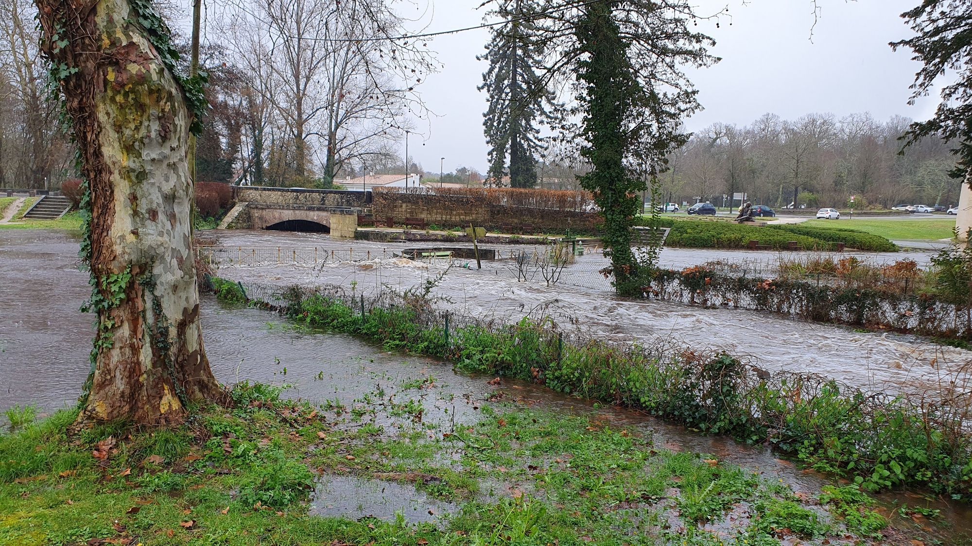 L'Eau Bourde, petit affluent de la Garonne en furie débordé de son lit à hauteur du Prieuré de Cayac sur le Chemin de Jacques de Compostelle à Gradignan près de Bordeaux en Gironde