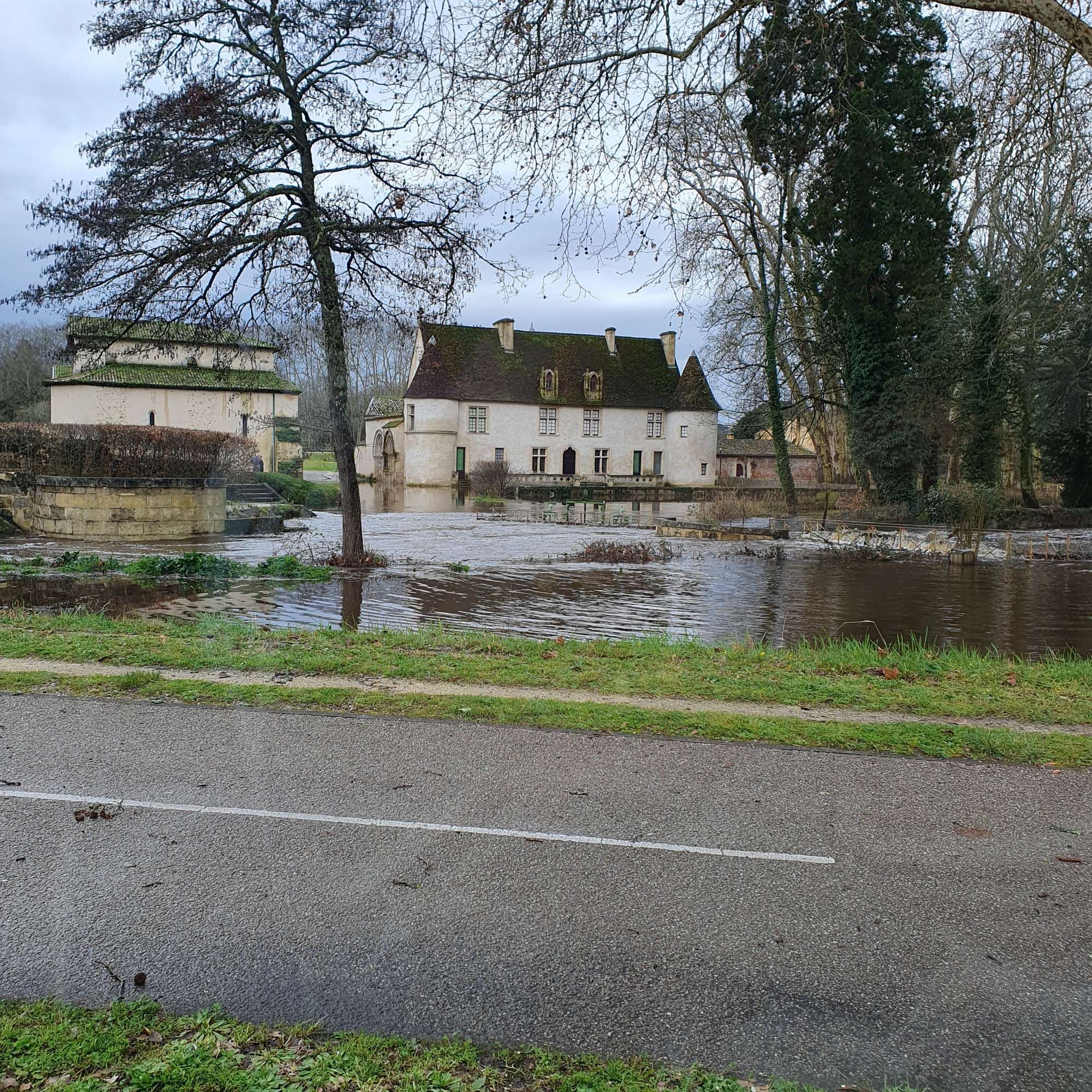 Prieuré de Cayac  entouré de l'eau Bourde, petite rivière en furie à Gradignan près de Bordeaux