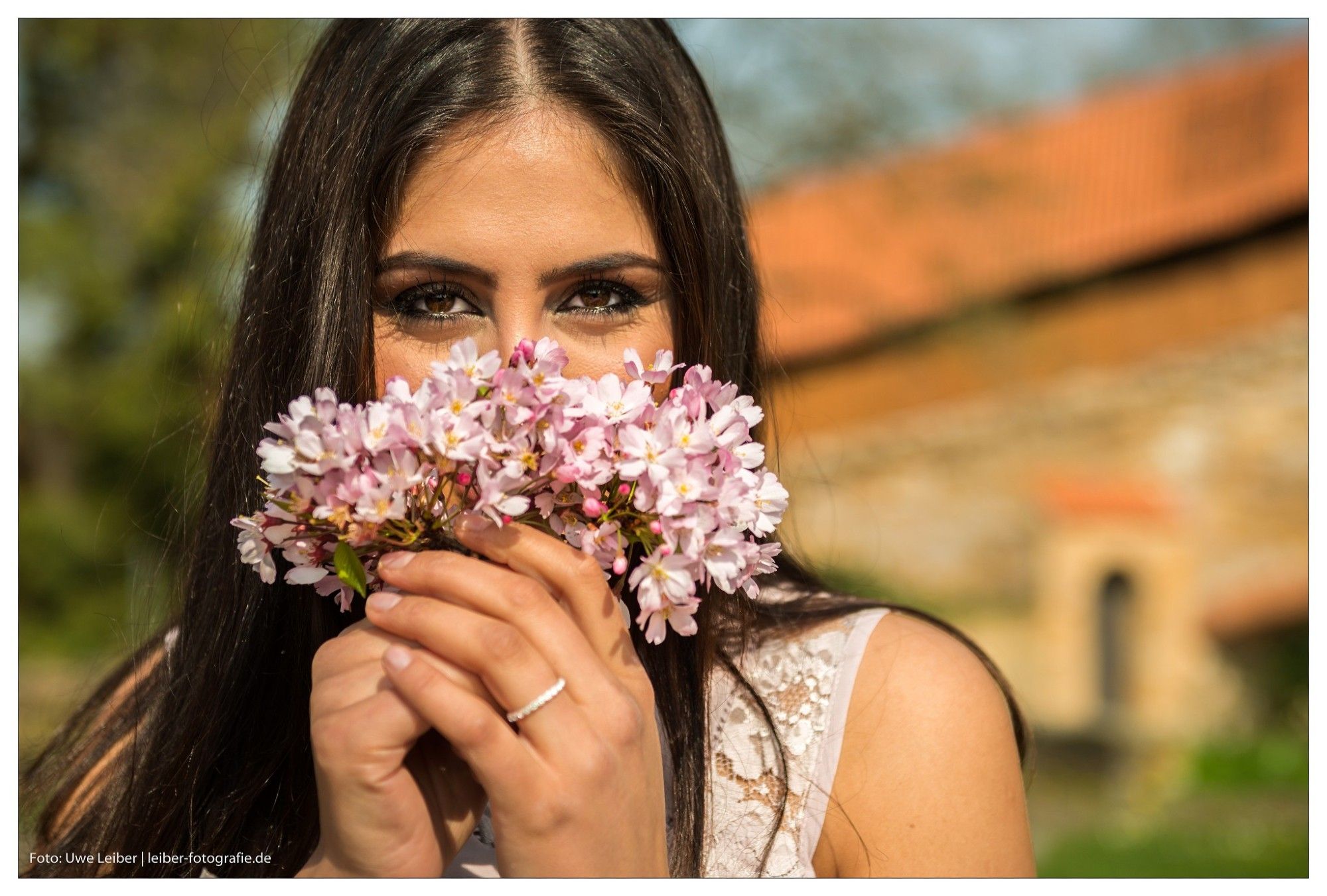 #photography #portrait #model #girl #female #woman #lovely #flower #happiness #color #coolness #vintage #retro #fotografie #blumen #modell #nikon #nikond800 #nikkor50mm #nikon50mm #nikonmbd12 #outdoor #esslingen #esslingerburg #picoftheday #germany