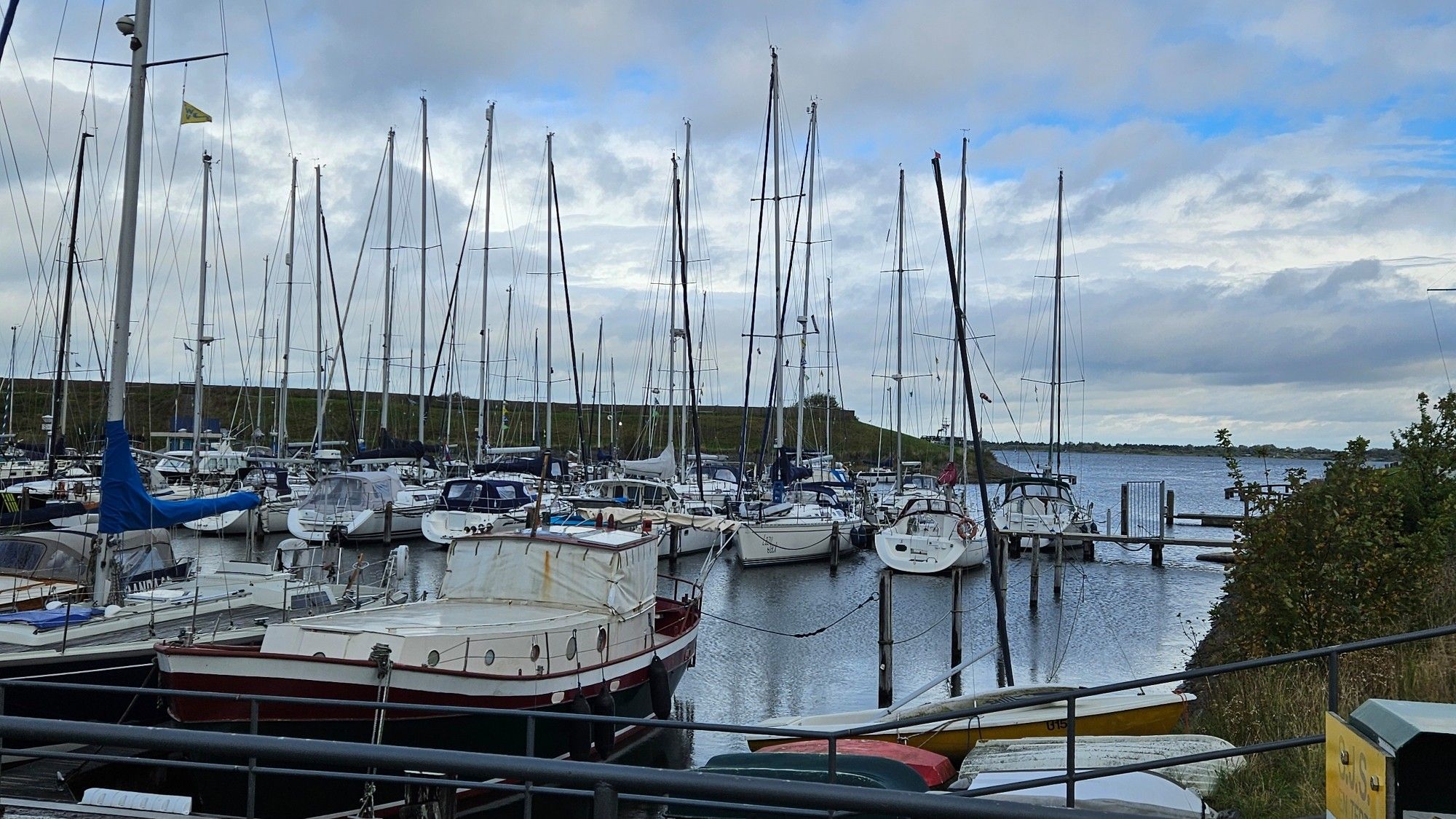 De haven aan het Grevelingenmeer met de boten