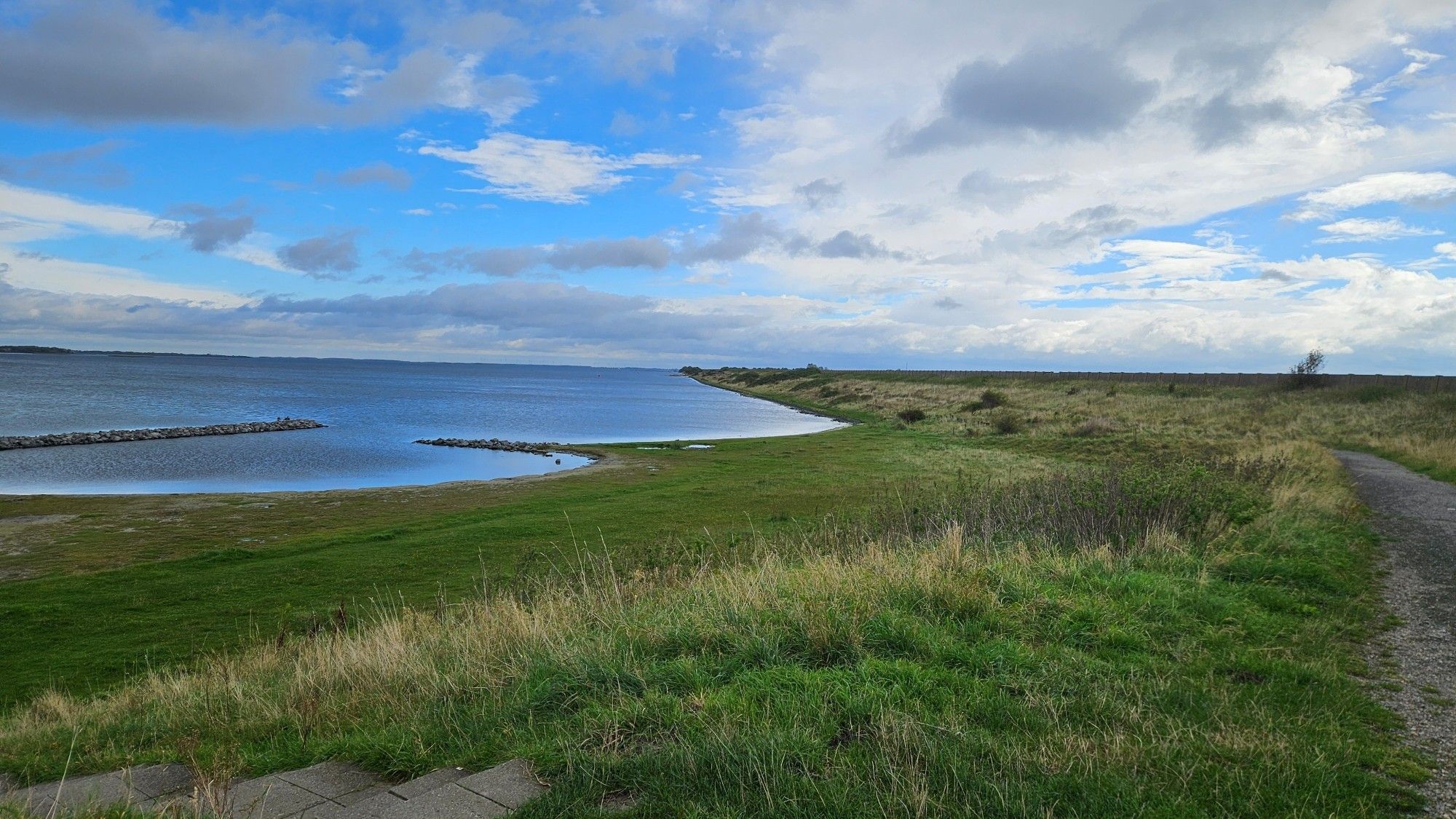 Uitzicht op de dijk en het Grevelingenmeer in Zeeland