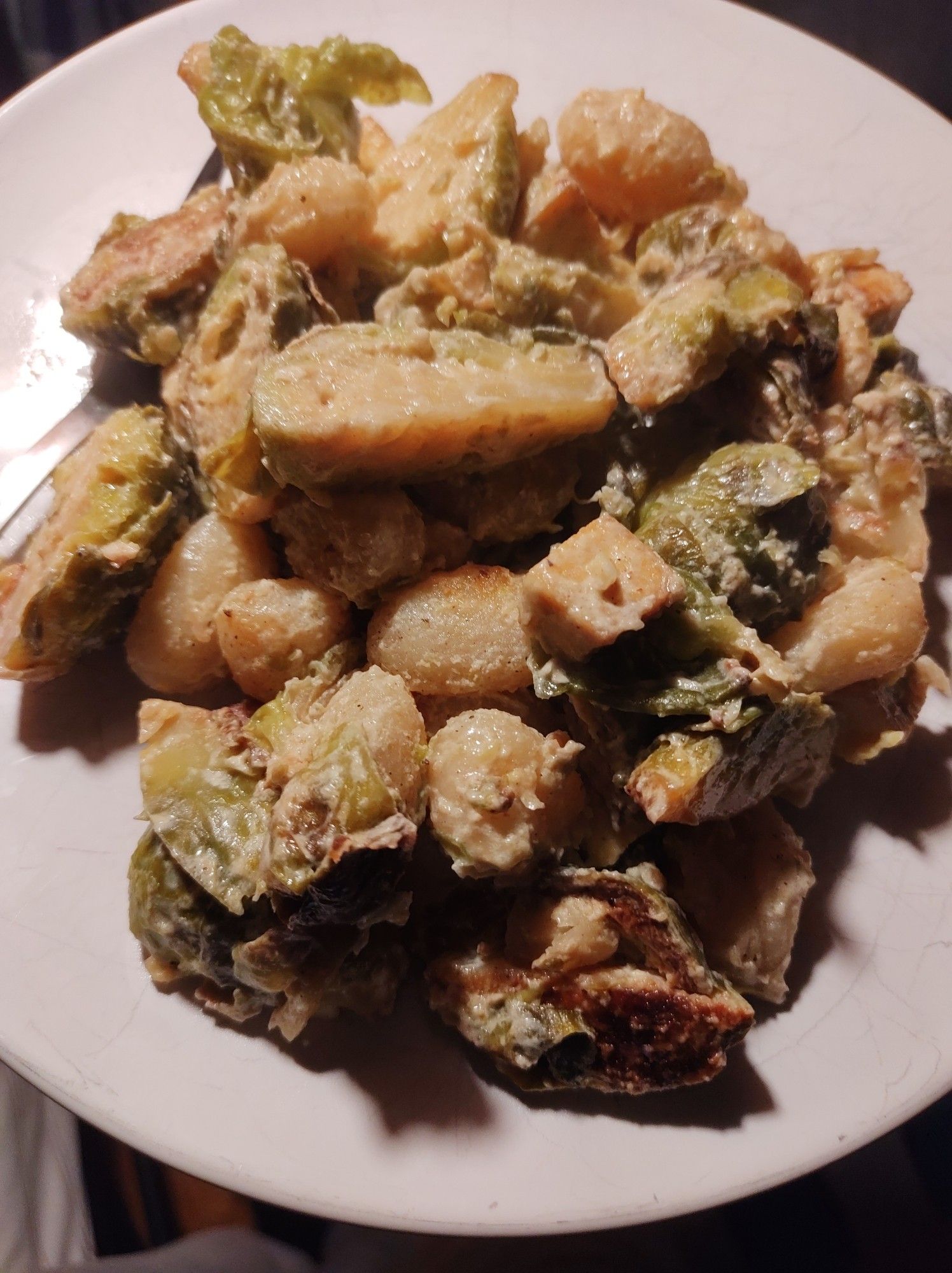 Veganes Rosenkohlgericht - Frisch aufgetan, gedünsteter bzw. leicht gebratener Rosenkohl wurde in Pfanne mit den Gnocchi und dem Räuchertofu vermengt. Sojacreme immer mal wieder hinzugegeben, gewürzt mit Pfeffer, Salz, Muskat, 4 Knoblauchzehen, abgelöscht mit Weißwein.