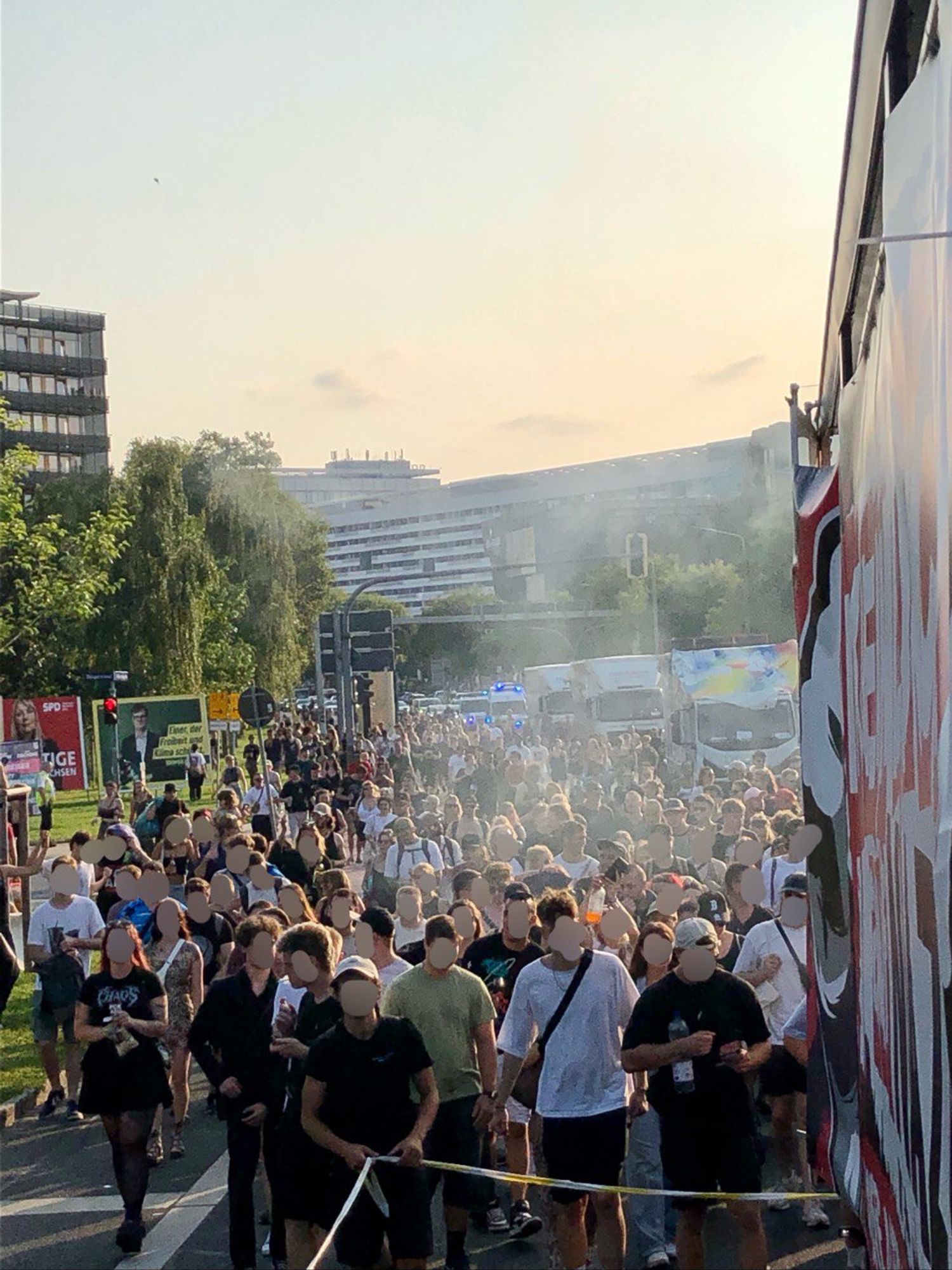 Hunderte von Menschen laufen in einer Parade durch Dresden