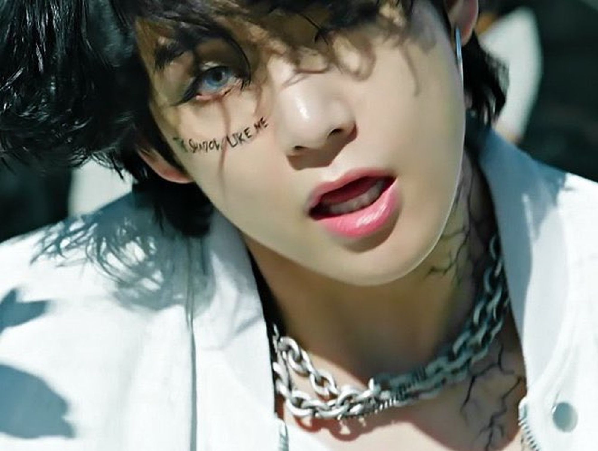 Tae in ON, showing the 'tattoos', a heavy silver chain, blue eyes, dark hair, gorgeous, insanely beautiful - that was an incredible choreo production for sure.